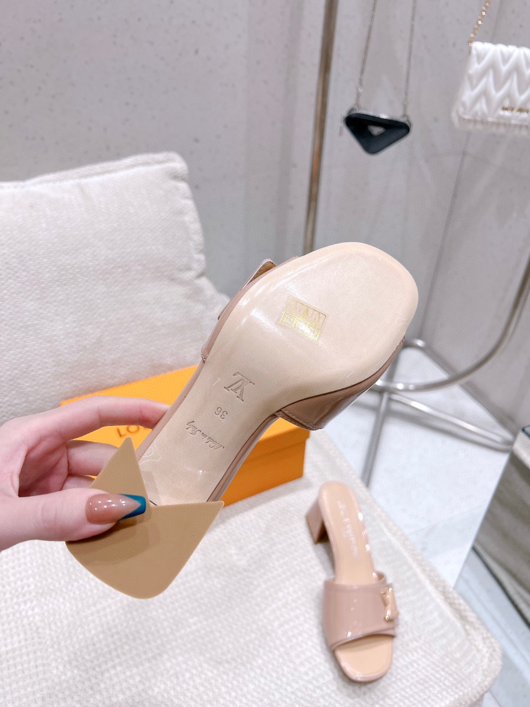 L0vis Vvtt0n Shake Mule Beige For Women