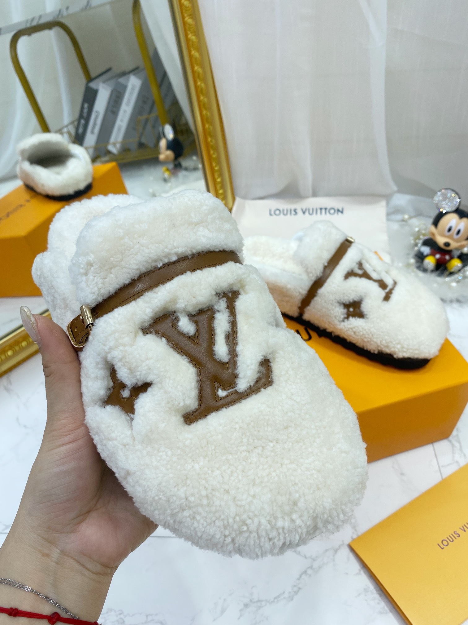 L0vis Vvtt0n Women’s Winterbreak Flat Comfort Mule White For Women LV