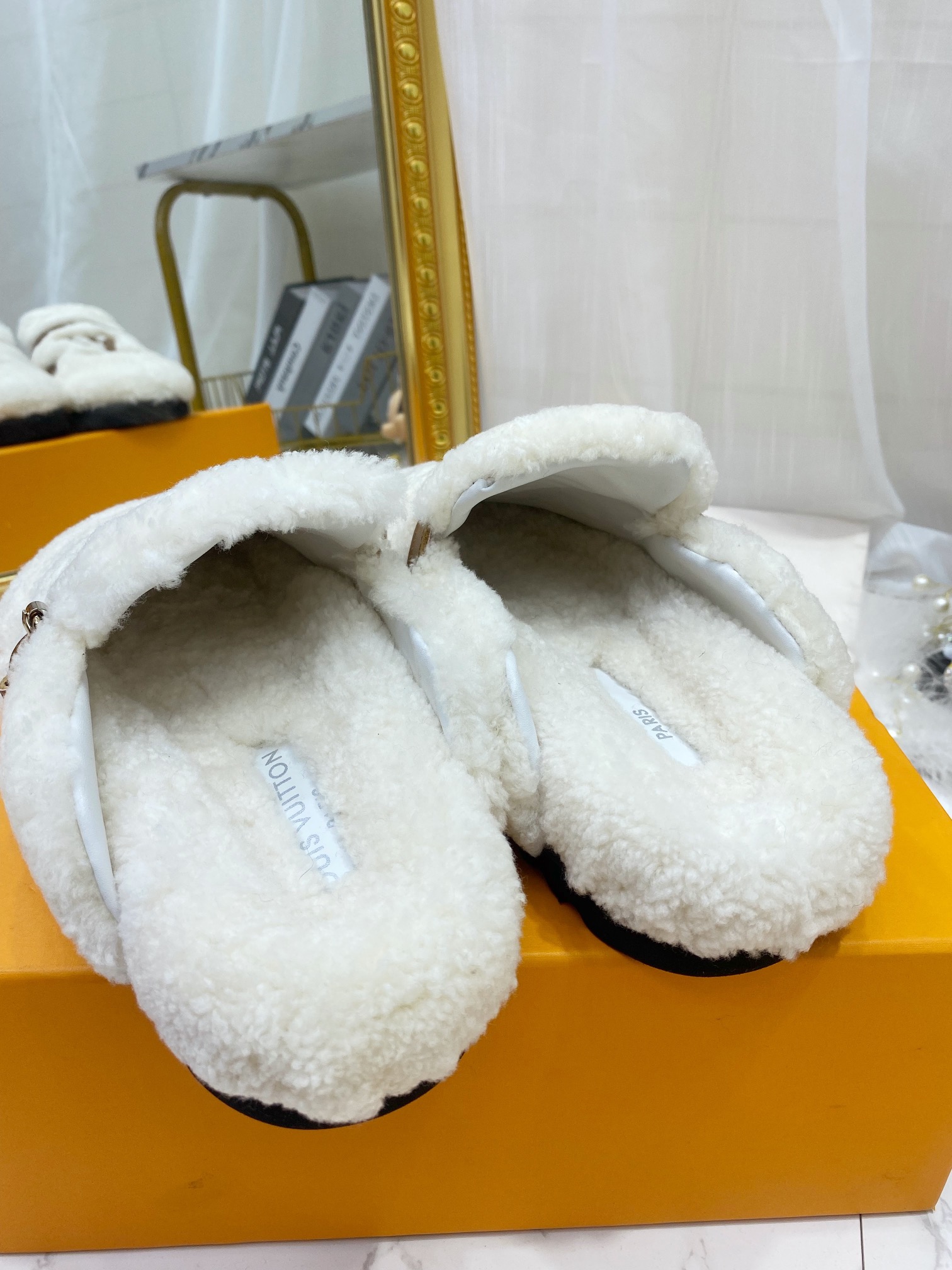L0vis Vvtt0n Women’s Winterbreak Flat Comfort Mule White For Women LV