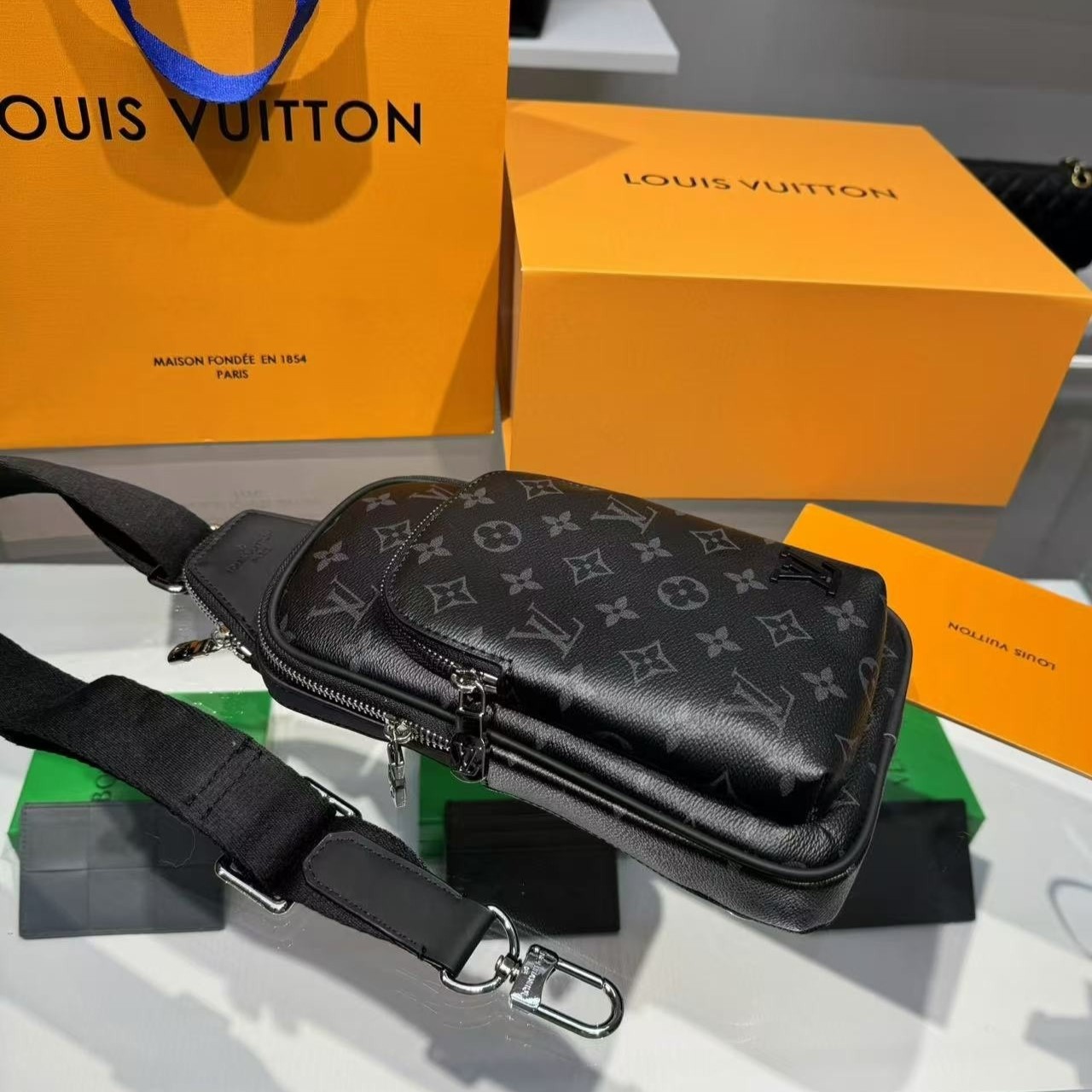 L0vis Vvtt0n Avenue NM Slingbag Black For Men 31cm/12.2in