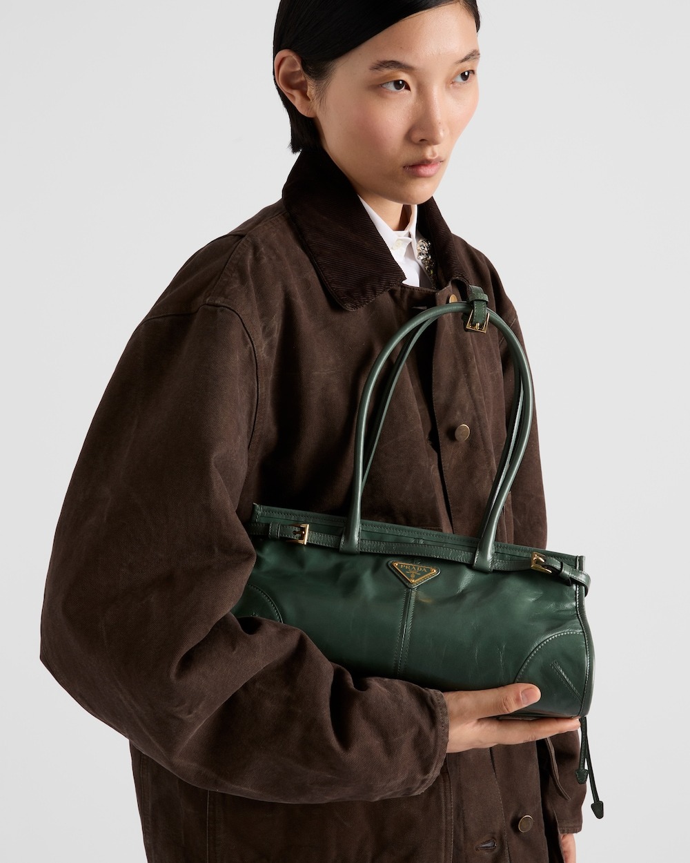 [True-to-ORIGINAL] Pra*a Bonnie Medium Shoulder Bag Sage 32cm/13in – 1BA426_2CYR_F014J_V_MOO