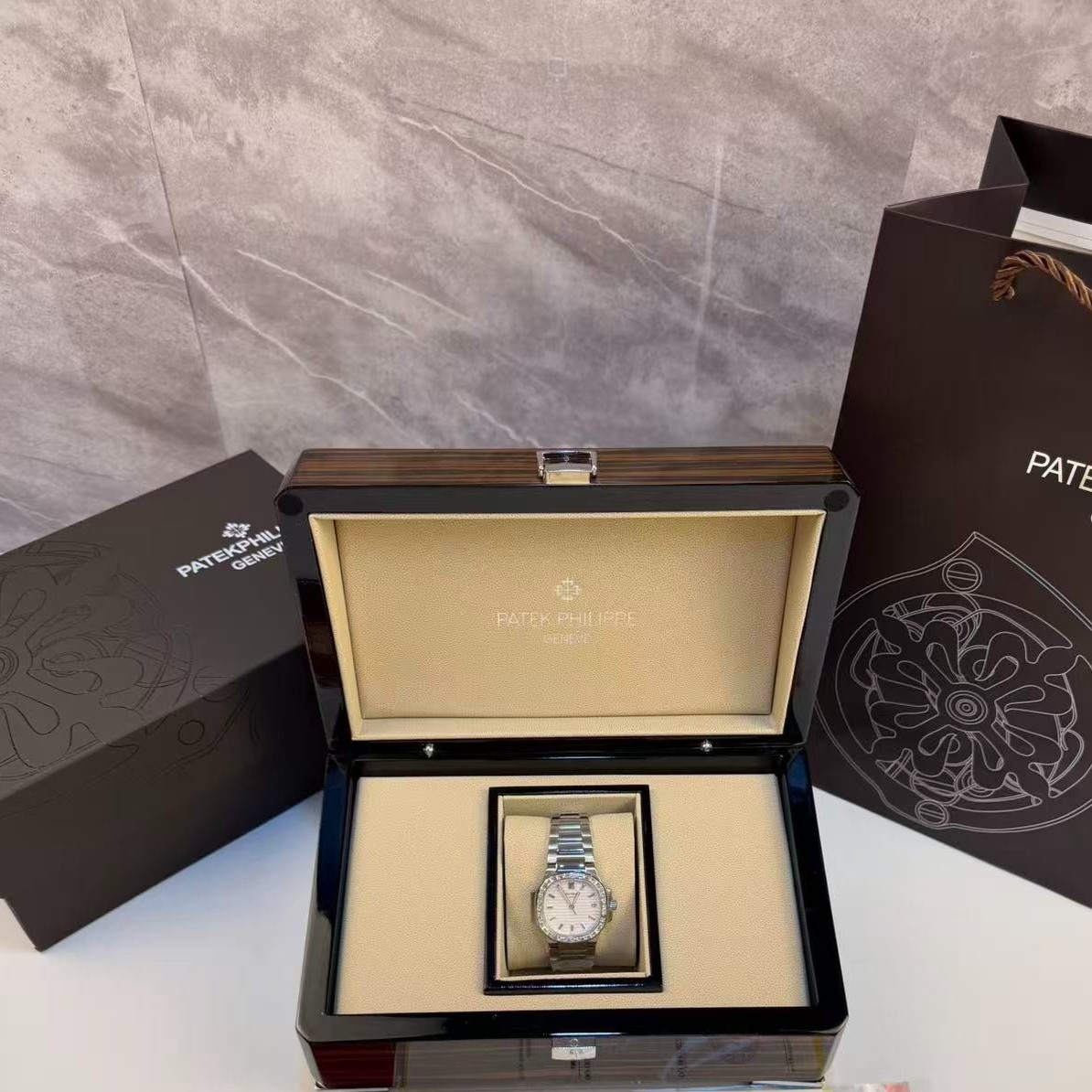 Pat*k Phi1i*pe Nautilus Watch Silver Toned White Dial 35mm For Men