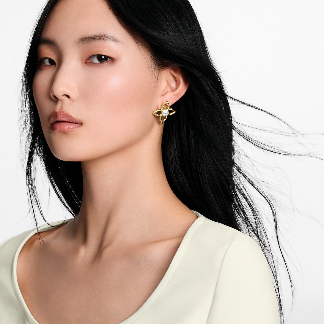 L0vis Vvtt0n Pearly Flower Stud Earrings White Gold Hardware For Women M03531