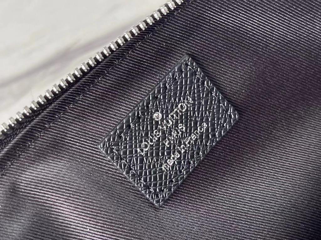 L0vis Vvtt0n Slim Briefcase Taiga Black For Men 15.7in/40cm M30810