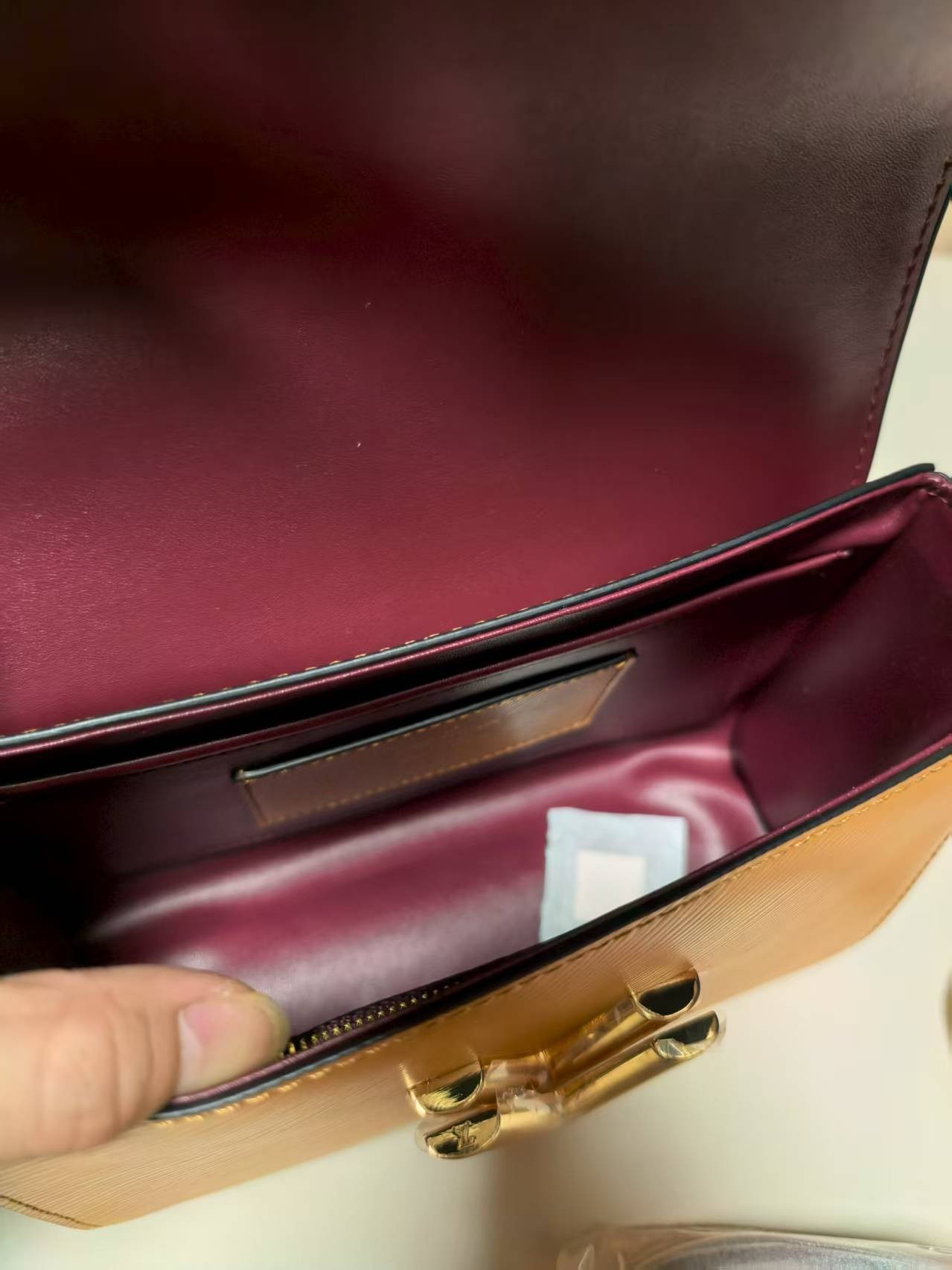 L0vis Vvtt0n Twist MM Epi Gold Miel Brown For Women, Women’s Bags, Shoulder And Crossbody Bags 9.1in/23cm LV M59686