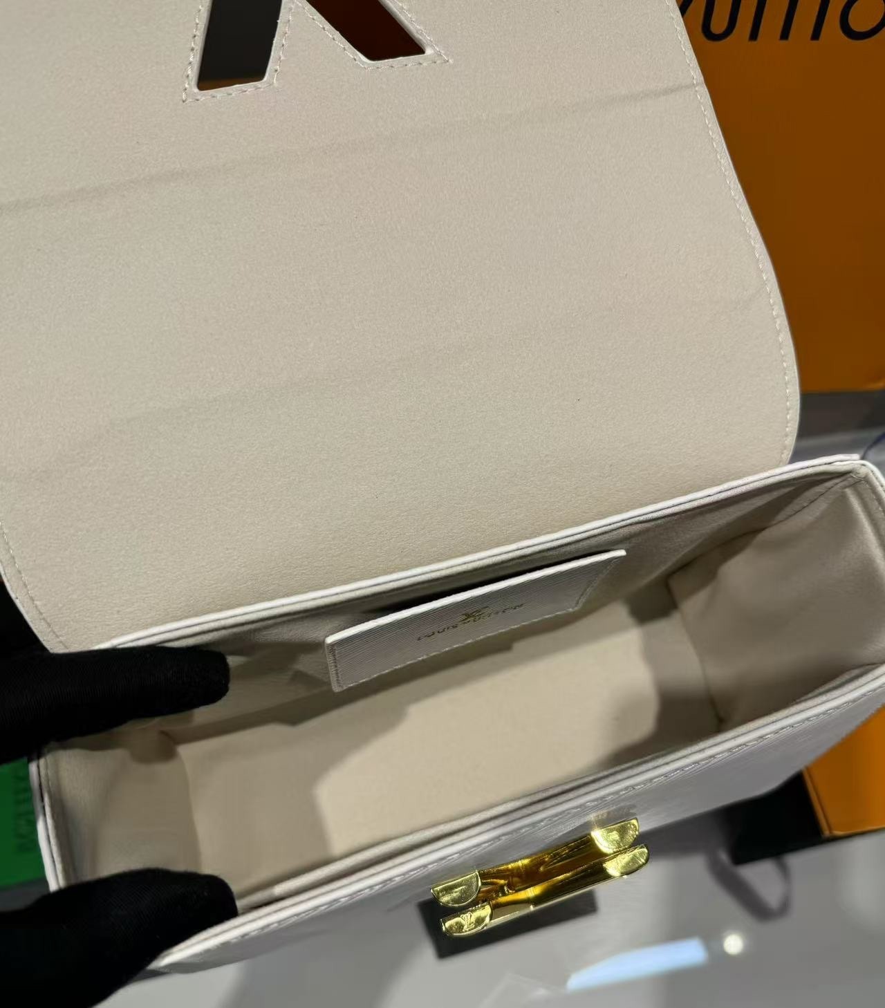 L0vis Vvtt0n Twist Epi White For Women, Women’s Handbags, Shoulder And Crossbody Bags 9in/23cm LV