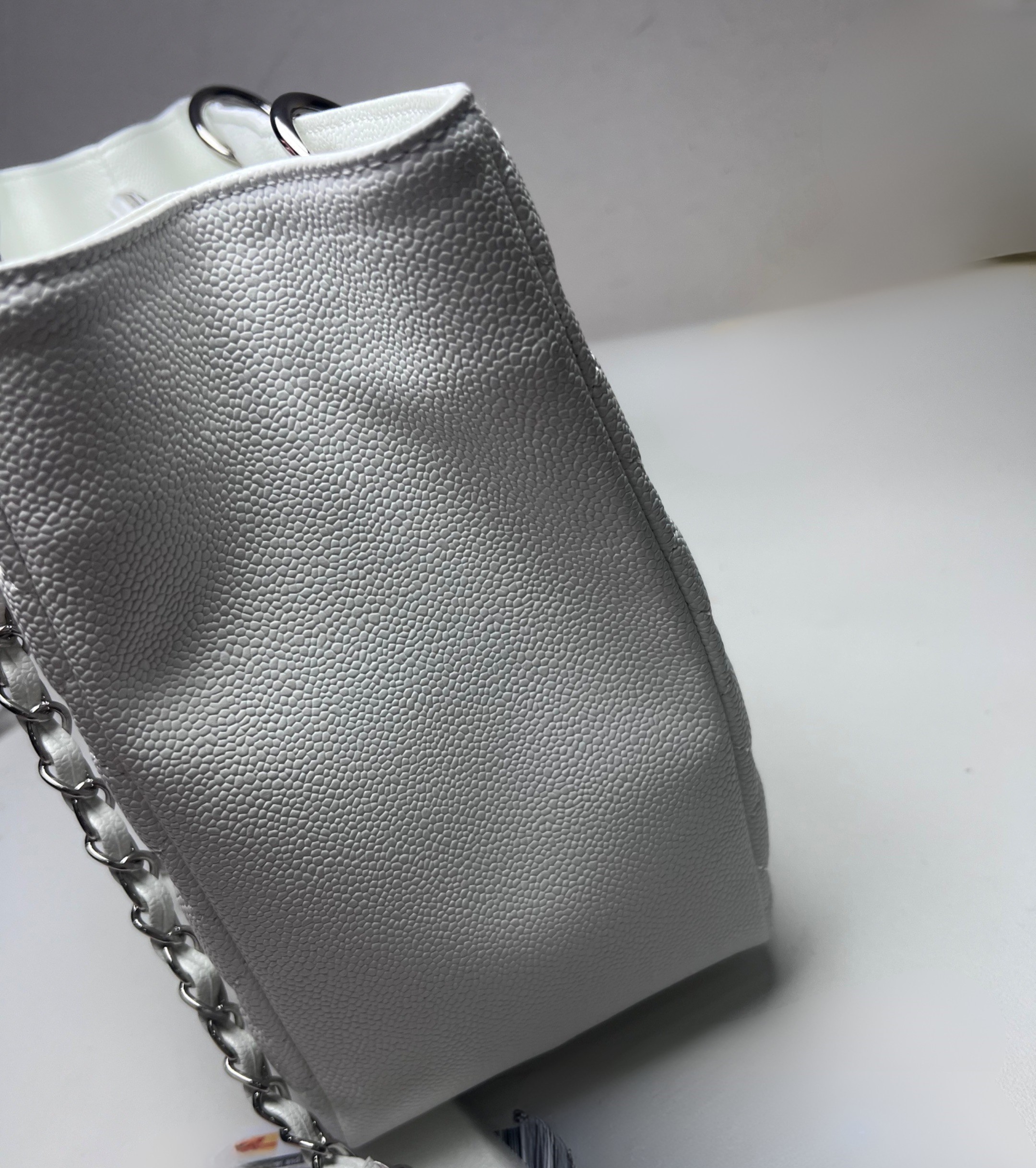 Ch**el Chain Tote Shoulder Bag White For Women 13in / 33cm A50995