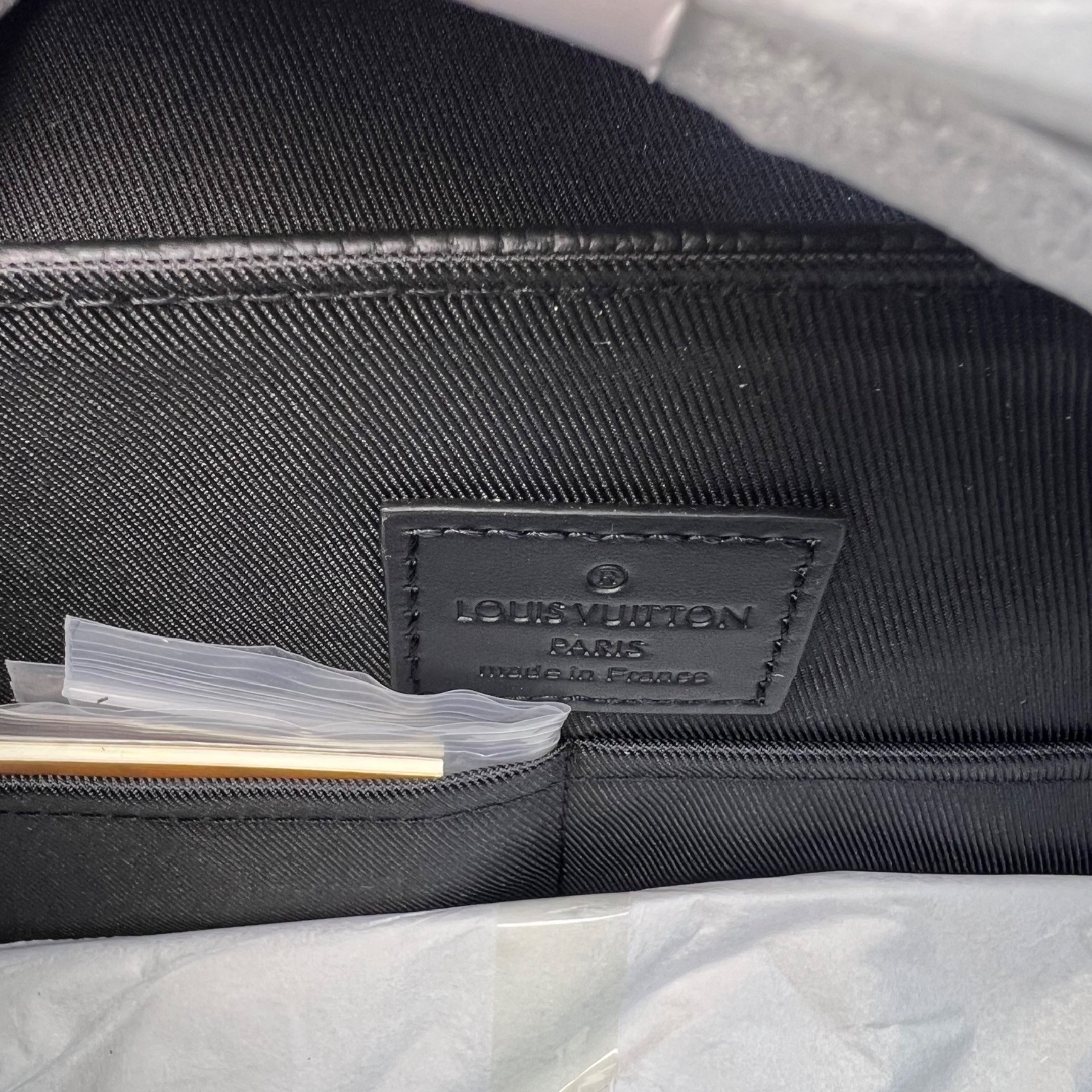 L0vis Vvtt0n Christopher Messenger Taurillon Black For Men, Men’s Bags, Shoulder And Crossbody Bags 11.4in/29cm LV M58476