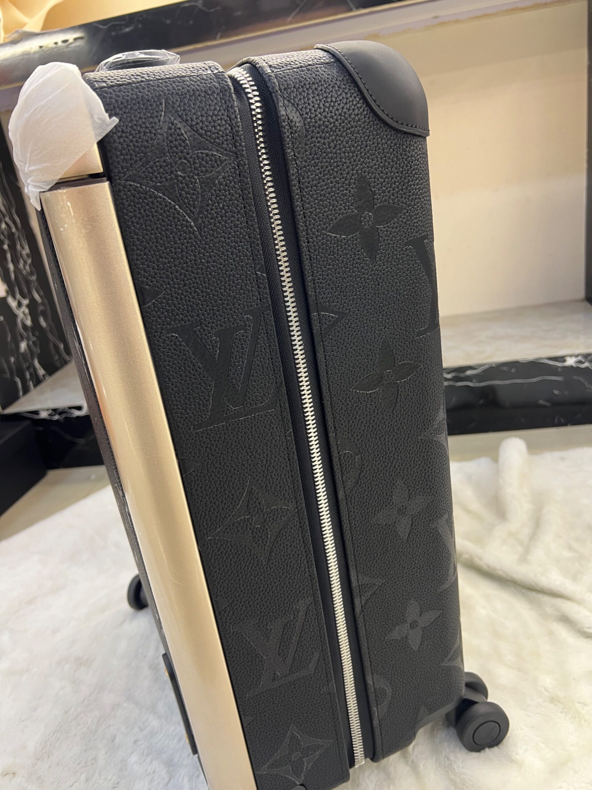 L0vis Vvtt0n Horizon 55 Suitcase Bag Black 21.7in/55cm M46115