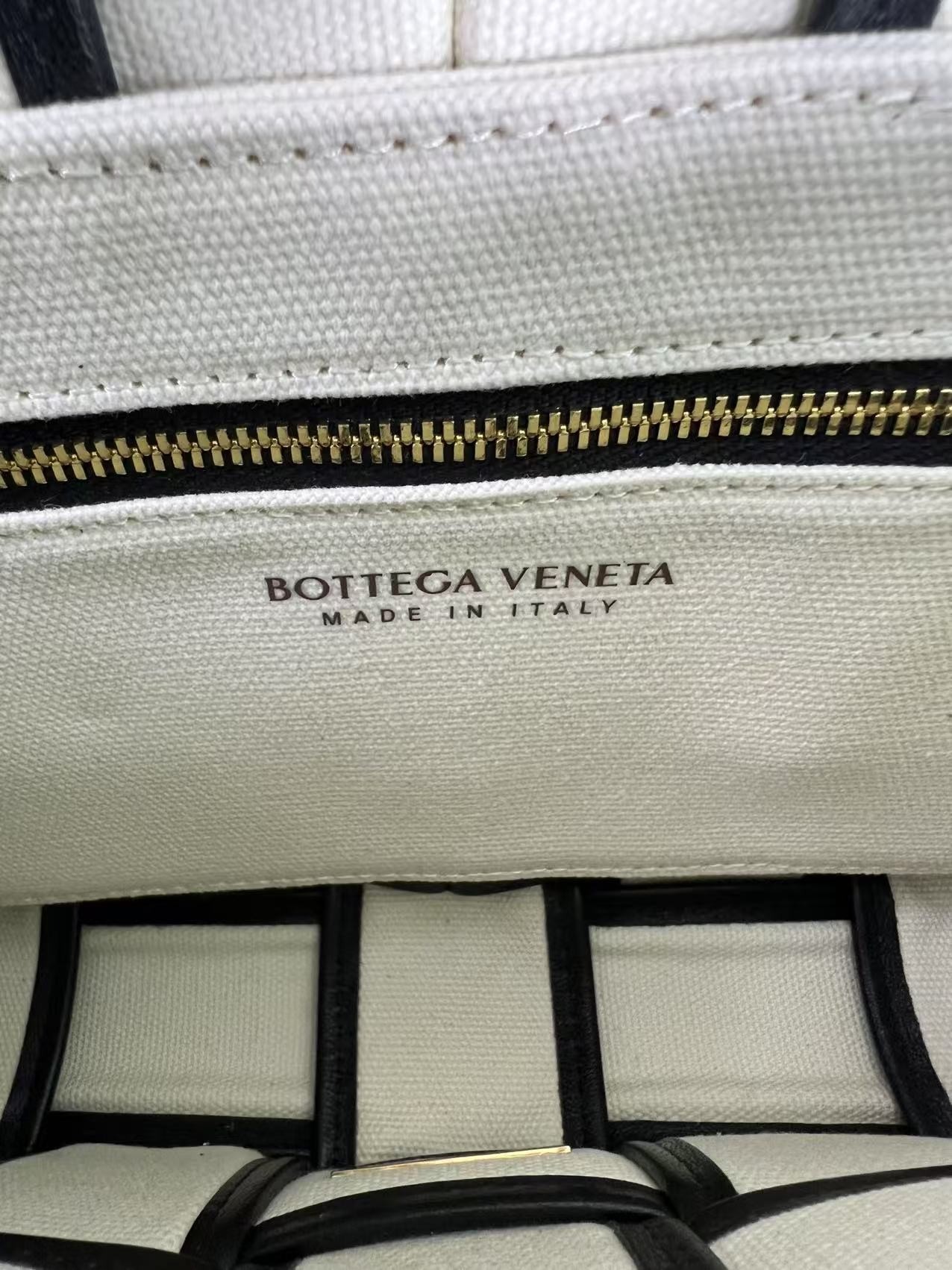 [True-to-ORIGINAL] B0tt*ga Ven*ta Padded Cassette Beige And Black, For Women, Women’s Bags 10.2in/26cm 710210V2AJ19811