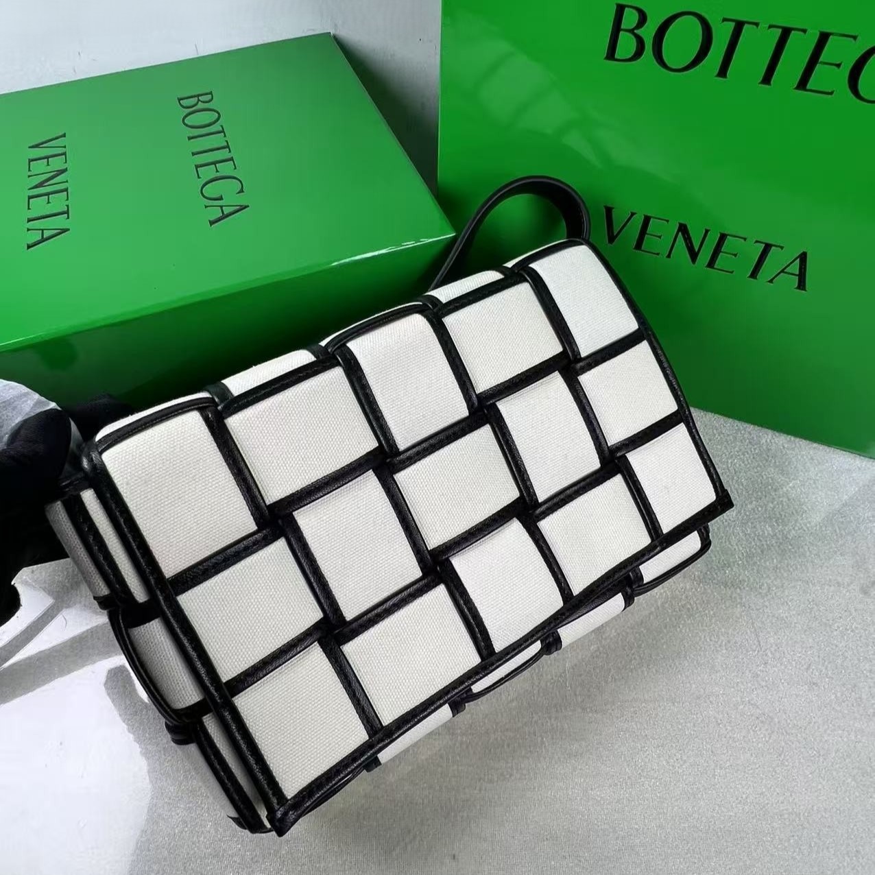 [True-to-ORIGINAL] B0tt*ga Ven*ta Padded Cassette Beige And Black, For Women, Women’s Bags 10.2in/26cm 710210V2AJ19811