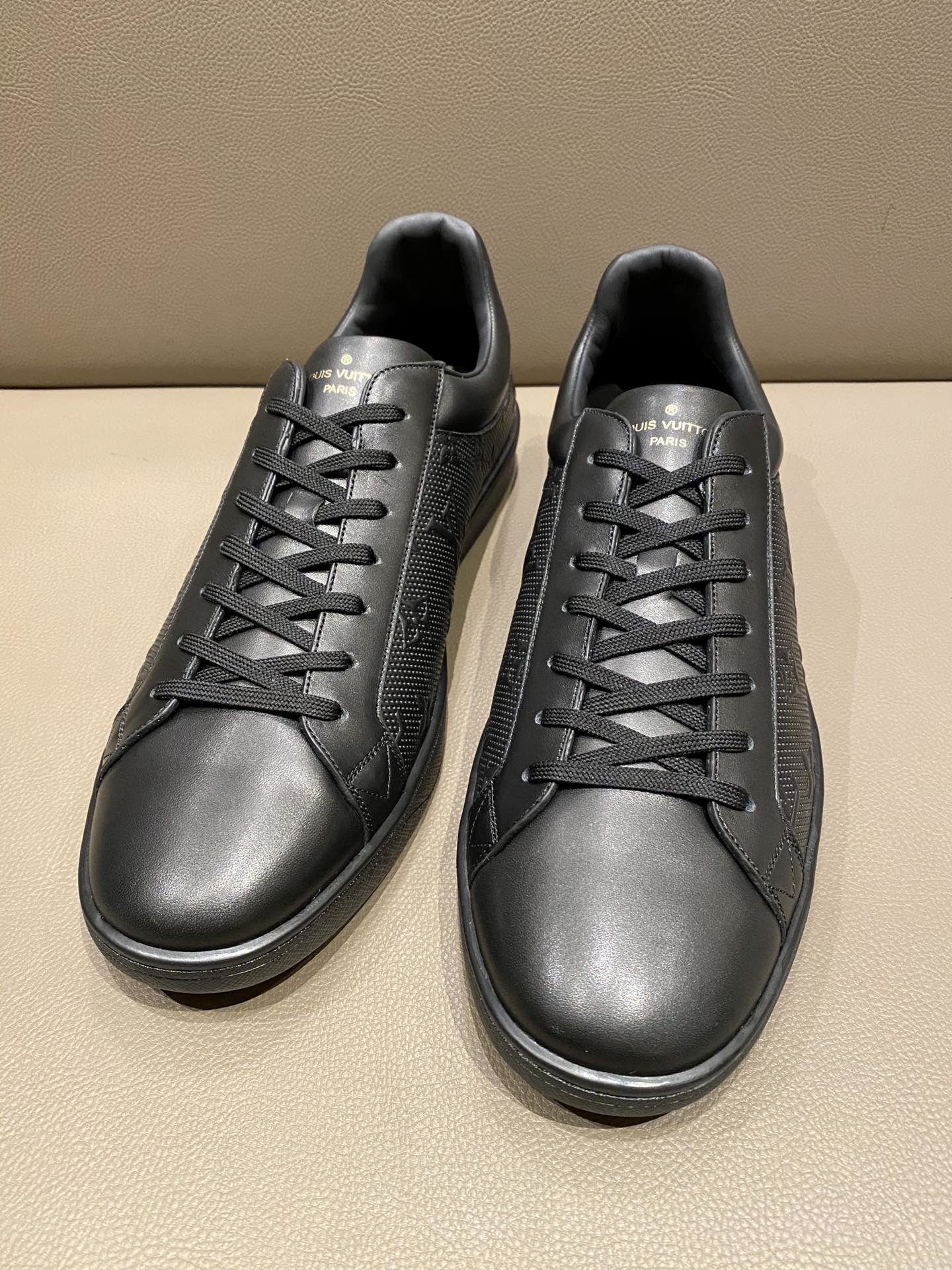 L0vis Vvtt0n Luxembourg Sneaker Black For Men LV 1A8QEB