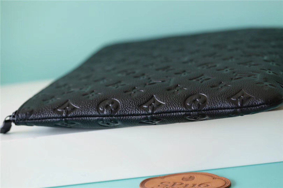 L0vis Vvtt0n MM Etui De Voyage Taurillon Monogram For Men, Men’s Wallet 13.4in/34cm LV