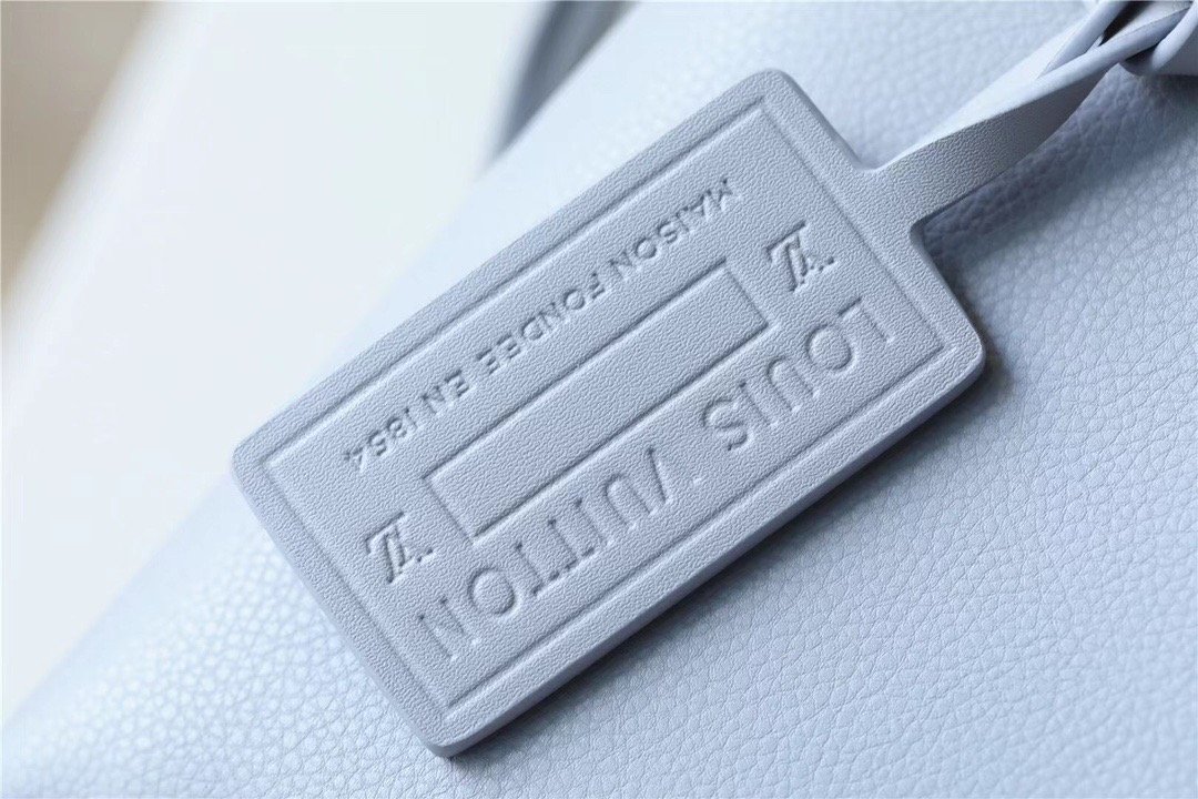 L0vis Vvtt0n Pochette Ipad Grey Aerogram For Men, Men’s Wallet 30cm LV M81029