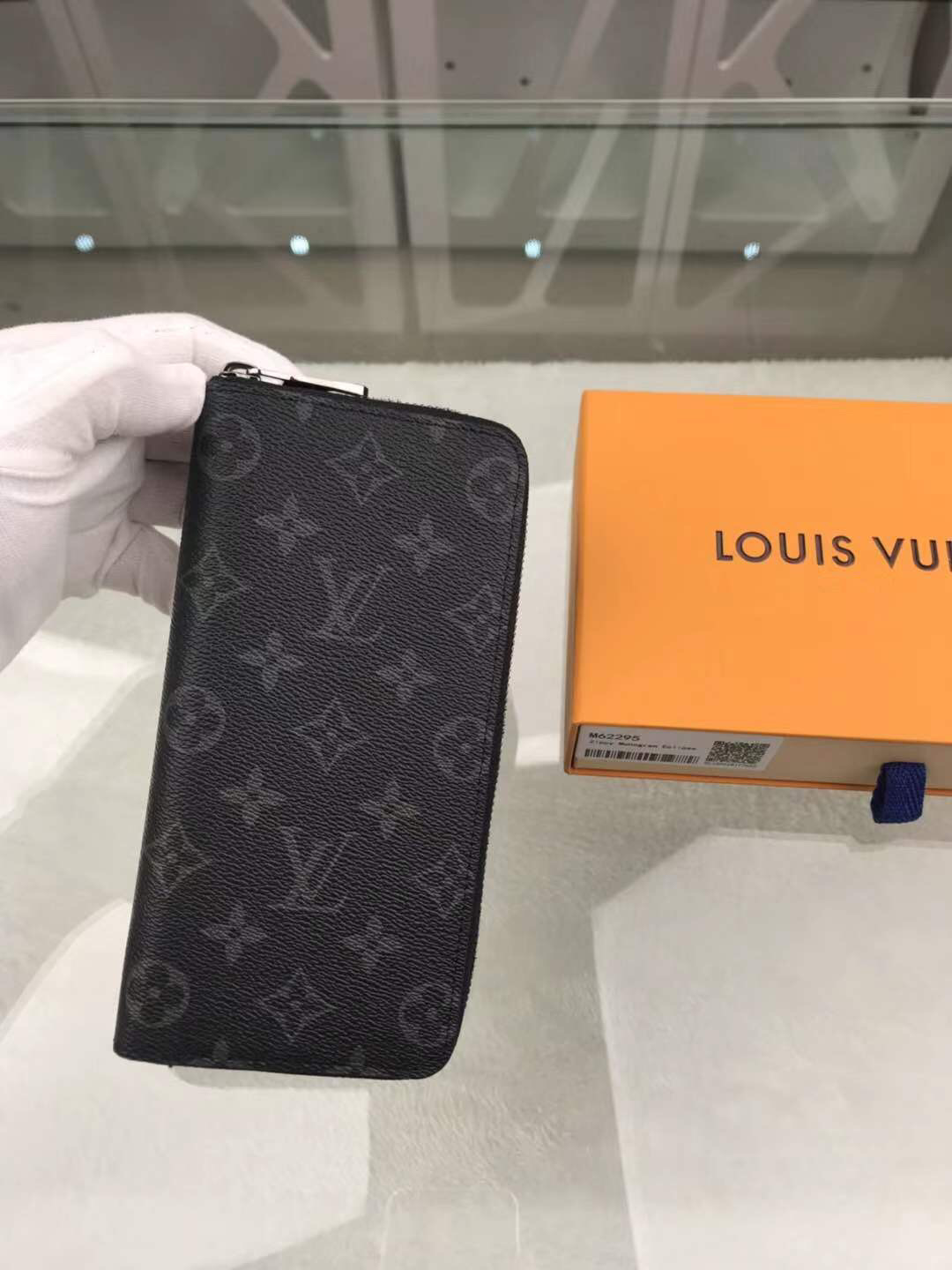 L0vis Vvtt0n Zippy Wallet Vertical Monogram Eclipse Canvas For Men, Men’s Wallet 7.9in/20cm LV M62295