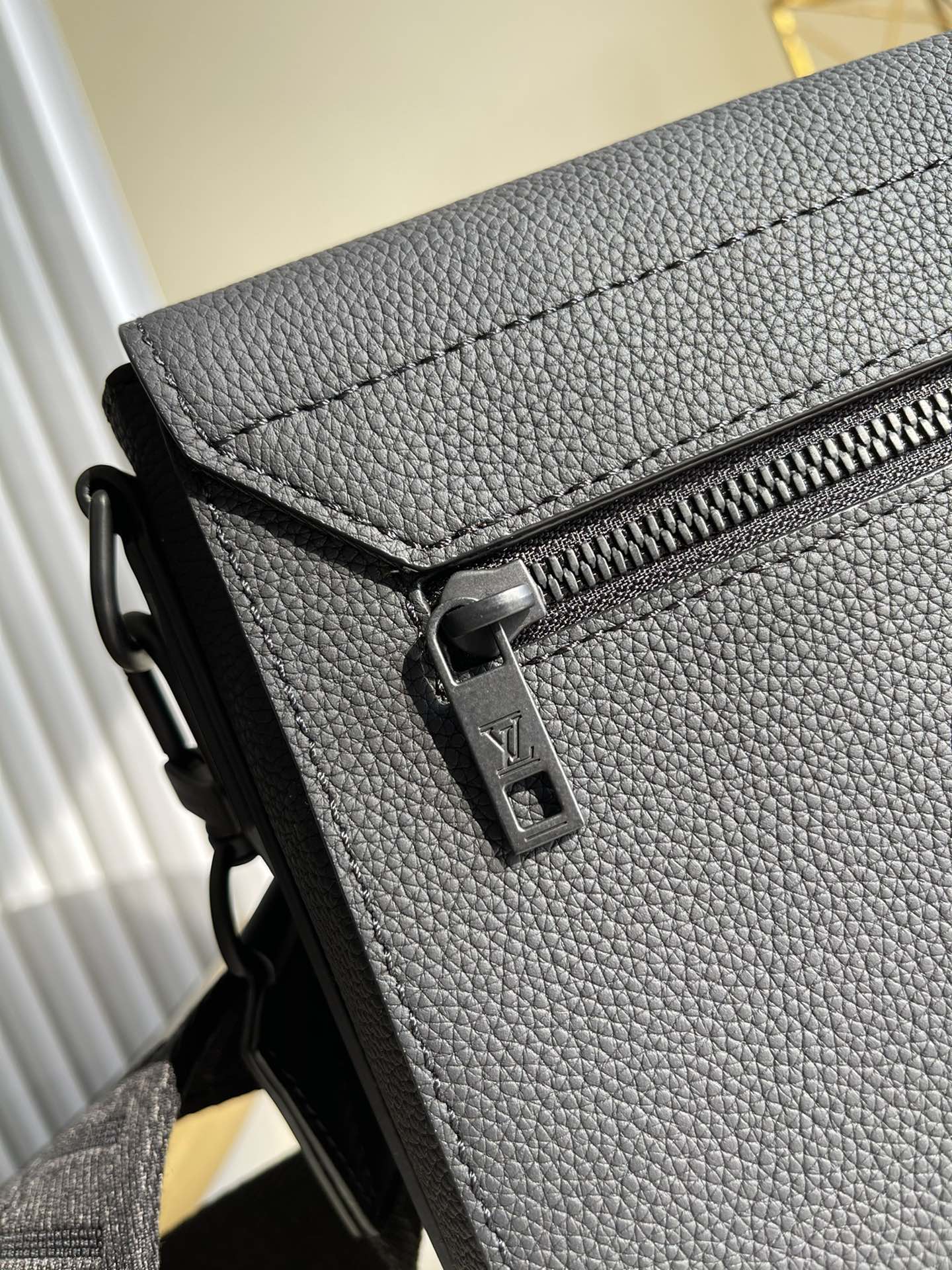 L0vis Vvtt0n Messenger Grain Black For Men, Men’s Bags, Shoulder And Crossbody Bags 11in/28cm LV M57080