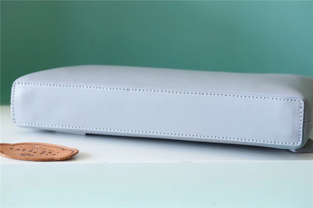 L0vis Vvtt0n Pochette Ipad Grey Aerogram For Men, Men’s Wallet 30cm LV M81029