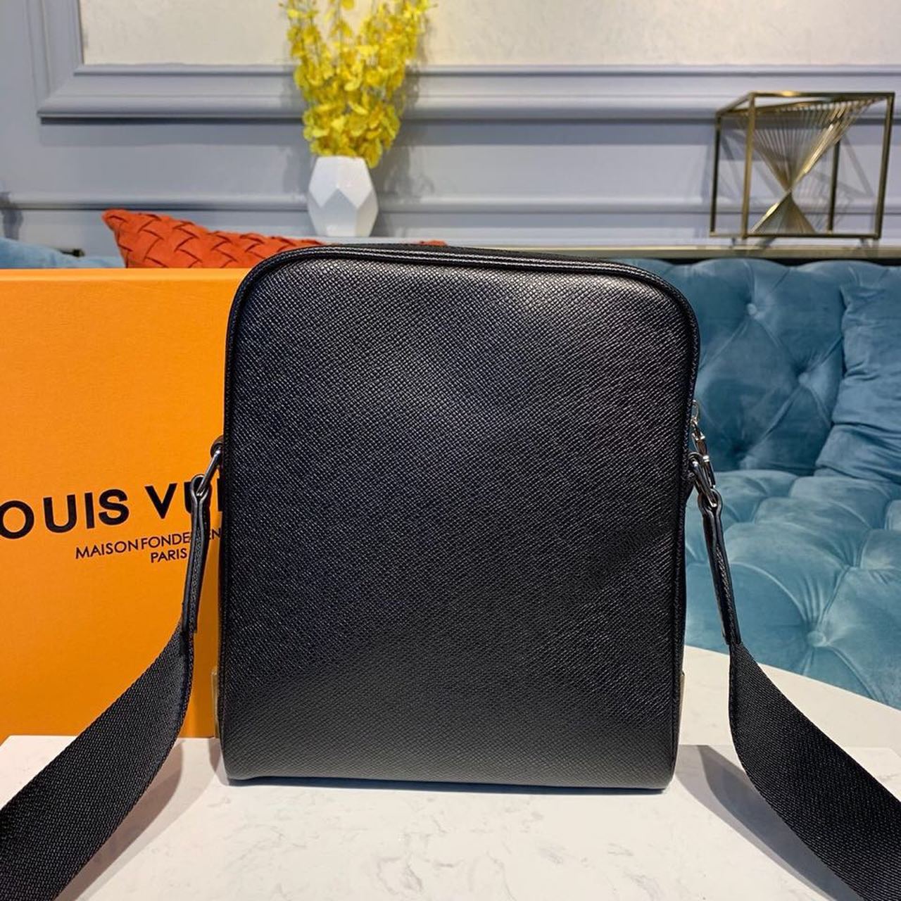 L0vis Vvtt0n Alex Messenger BB Taiga Black For Men, Men’s Bags, Shoulder And Crossbody Bags 9.8in/25cm LV M30265