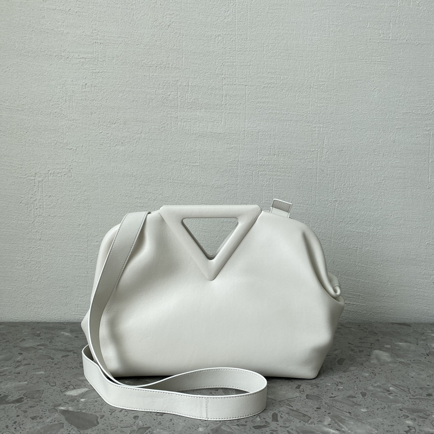 B0tt*ga Ven*ta Point Chalk, For Women, Women’s Bags 13.7in/35cm 652446VCP409137