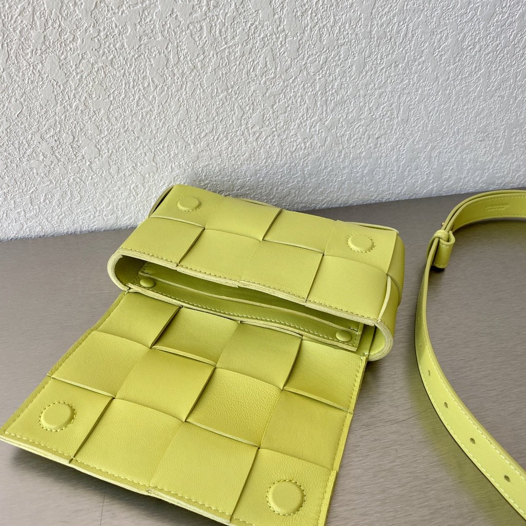 B0tt*ga Ven*ta Belt Cassette Acid Kiwi, For Women, Women’s Bags 7in/18cm 668572VMAY17301