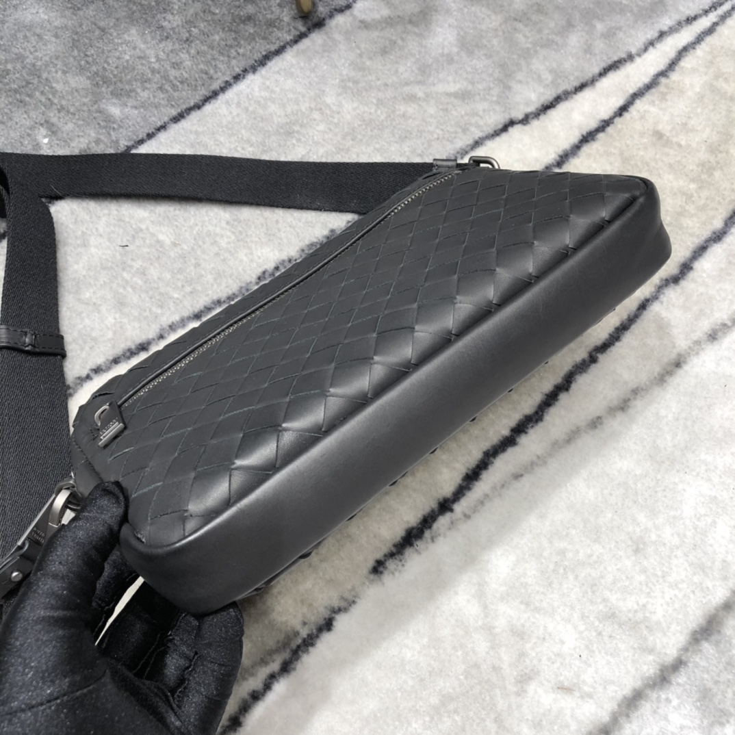 B0tt*ga Ven*ta Classic Intrecciato Black, For Women, Women’s Bags 9.6in/24.5cm