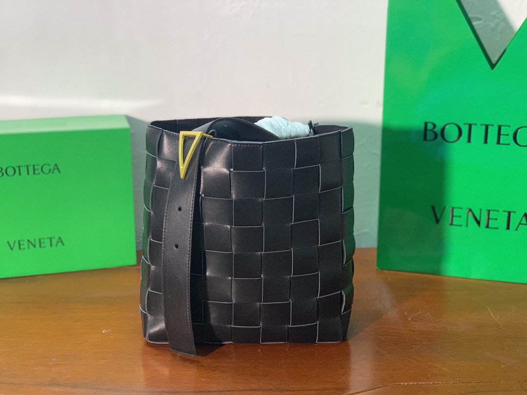 B0tt*ga Ven*ta Shoulder Bag Nappa Black, For Women, Women’s Bags 12.9in/33cm