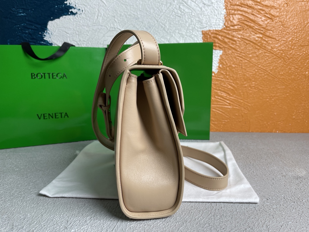 B0tt*ga Ven*ta Clip Bag Beige, For Women, Women’s Bags 9in/23cm