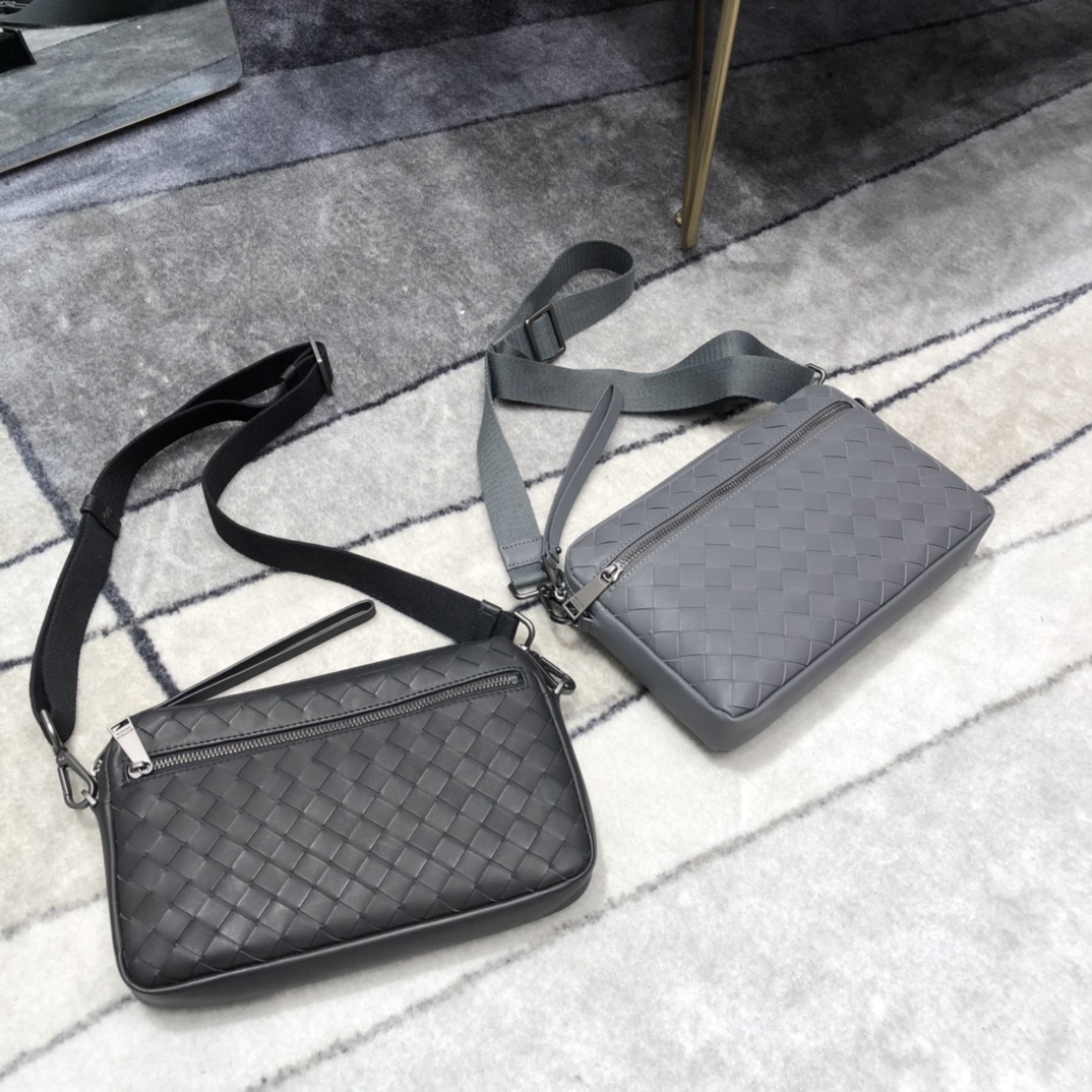 B0tt*ga Ven*ta Classic Intrecciato Black, For Women, Women’s Bags 9.6in/24.5cm