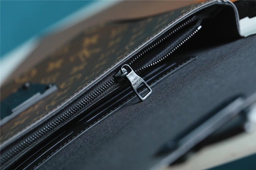 L0vis Vvtt0n S Lock A4 Pouch Monogram Macassar Canvas For Men, Men’s Bags, Shoulder And Crossbody Bags 10.6in/27cm LV M80560
