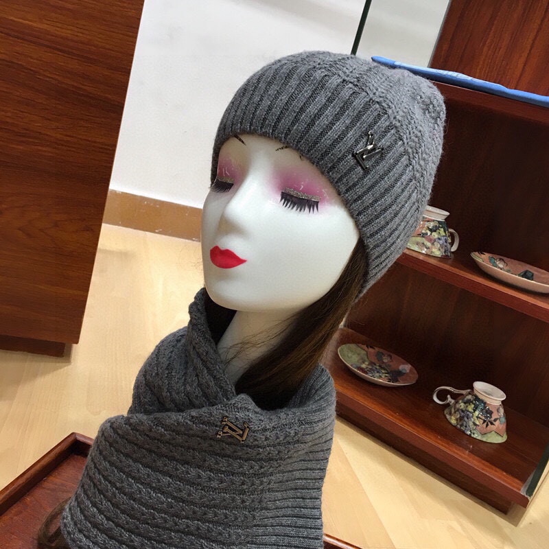 L0vis Vvtt0n Beanie & Scarf Set In Grey