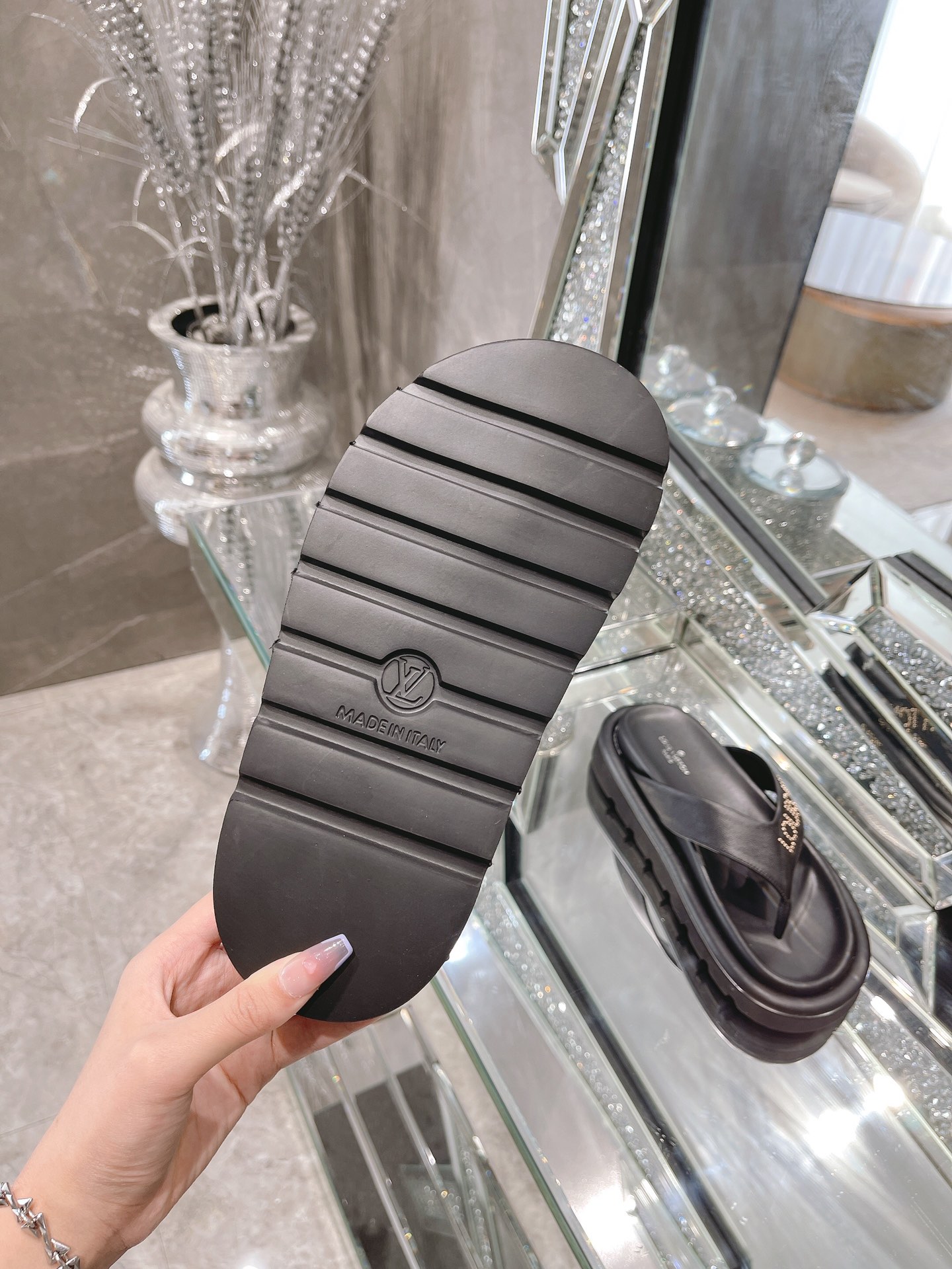 L0vis Vvtt0n Women’s The Pool Pillow Flat Comfort Thong Black For Women LV 1AABF9