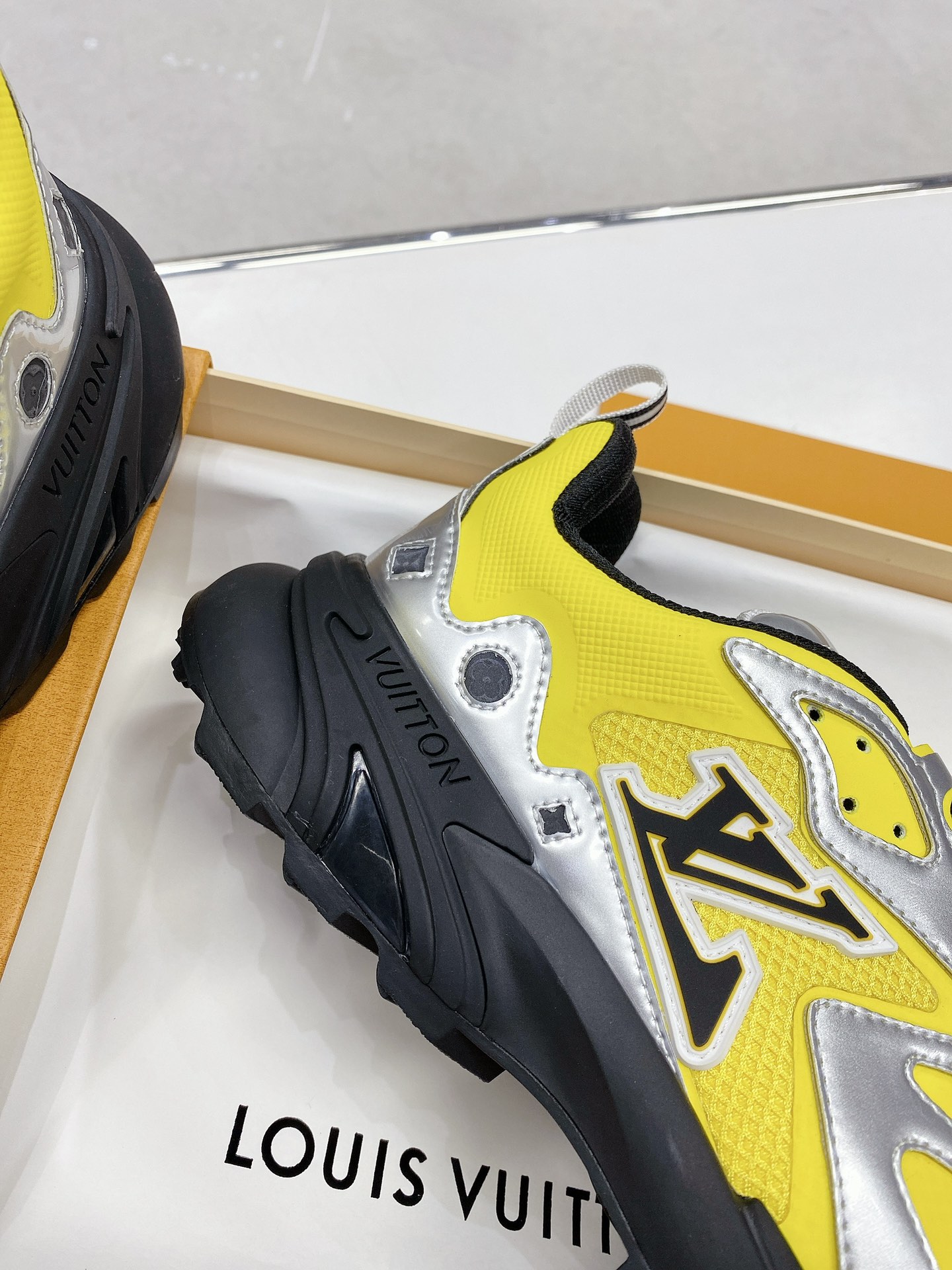 L0vis Vvtt0n Men’s LV Runner Tatic Sneaker Yellow For Men LV