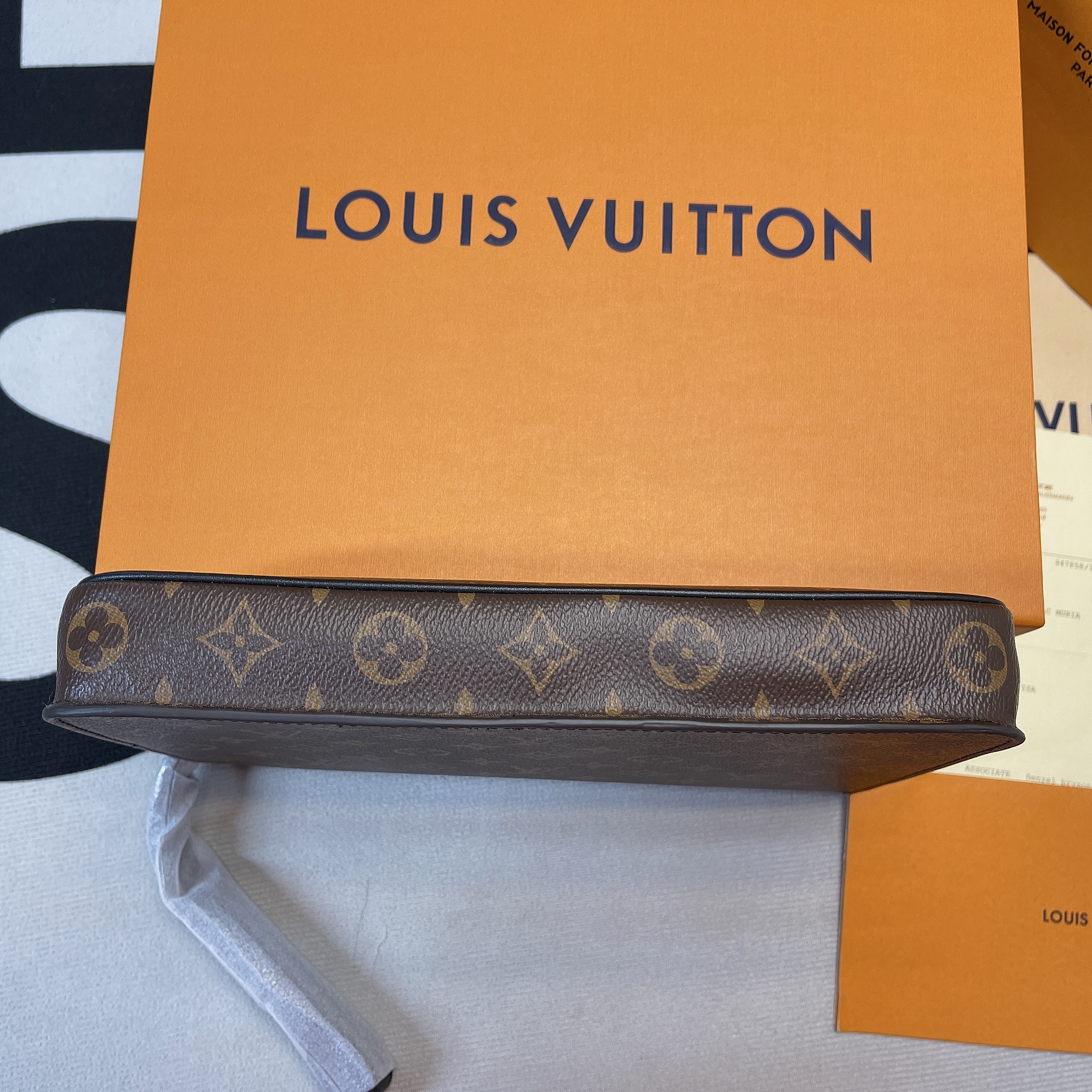 L0vis Vvtt0n S Lock A4 Pouch Monogram Macassar Canvas For Men, Men’s Bags, Shoulder And Crossbody Bags 10.6in/27cm LV M80560