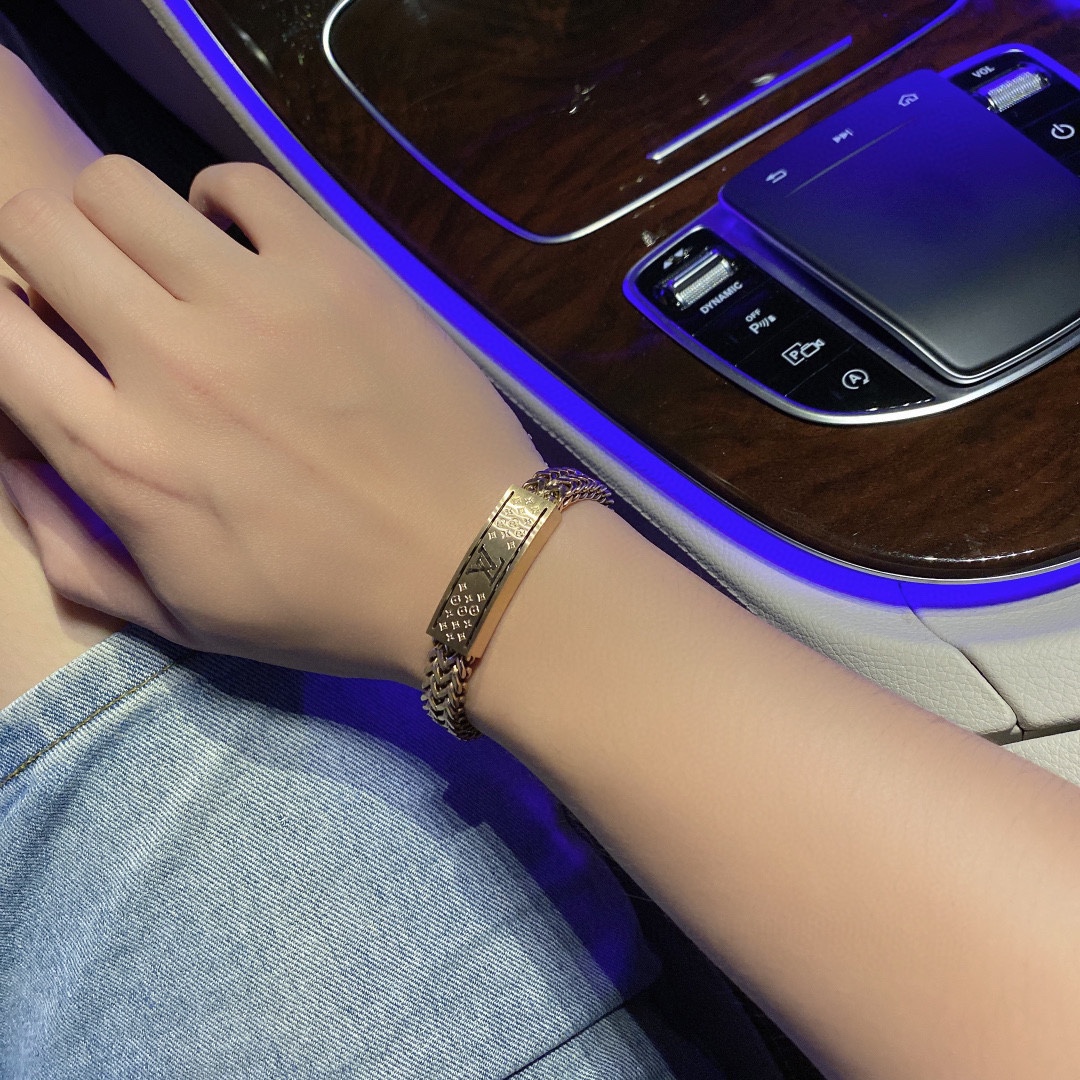 L0vis Vvtt0n Bracelet