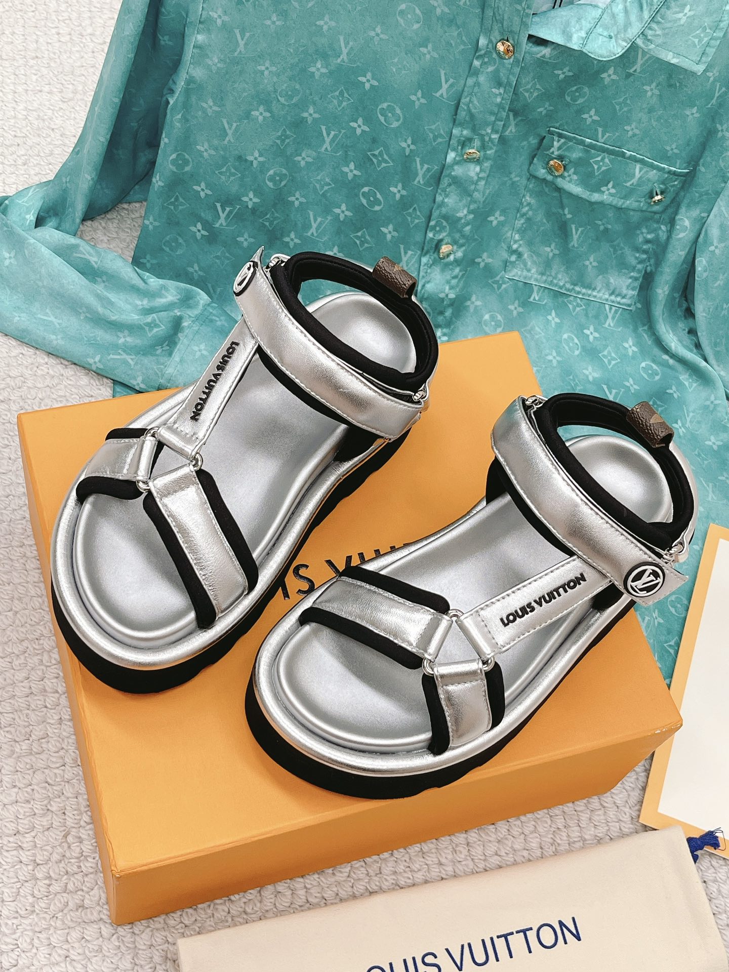 L0vis Vvtt0n Women’s Pool Pillow Flatform Comfort Sandal Sliver For Women LV 1AACHA