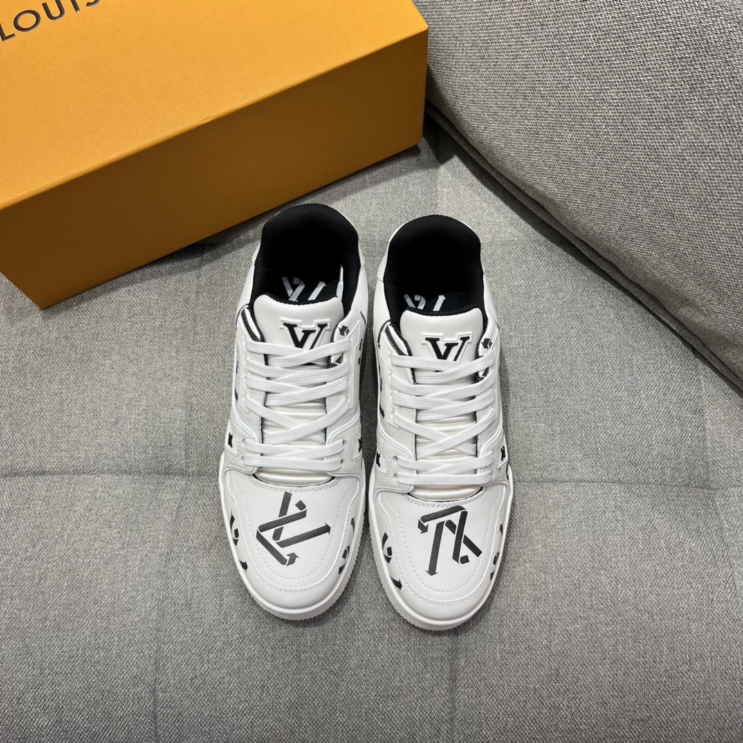L0vis Vvtt0n LV Trainer Sneaker Black For Men LV 1AAGY7