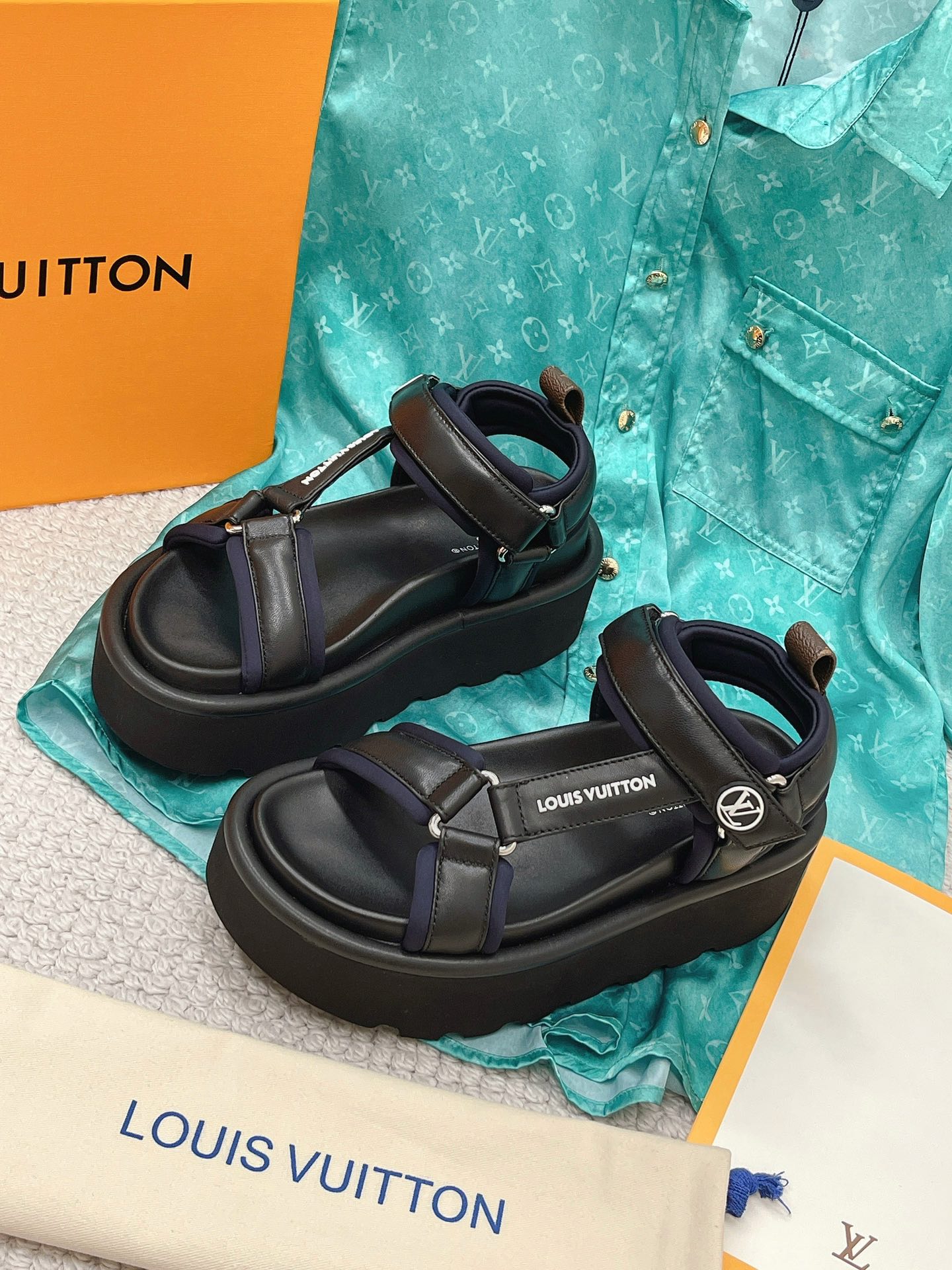 L0vis Vvtt0n Women’s Pool Pillow Flatform Comfort Sandal Black For Women LV 1AABR3