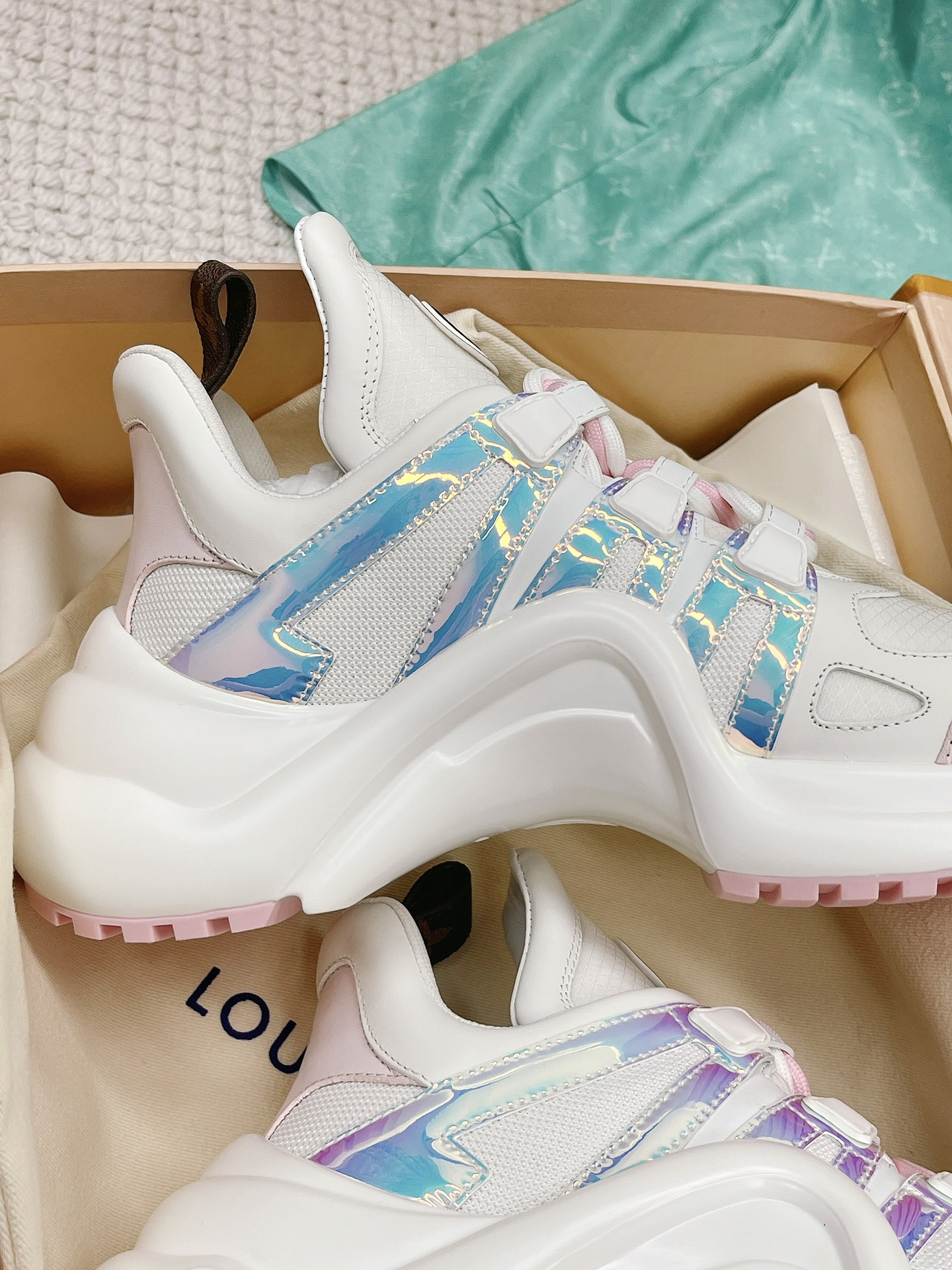 L0vis Vvtt0n Women’s LV Archlight Sneaker Pink For Women LV