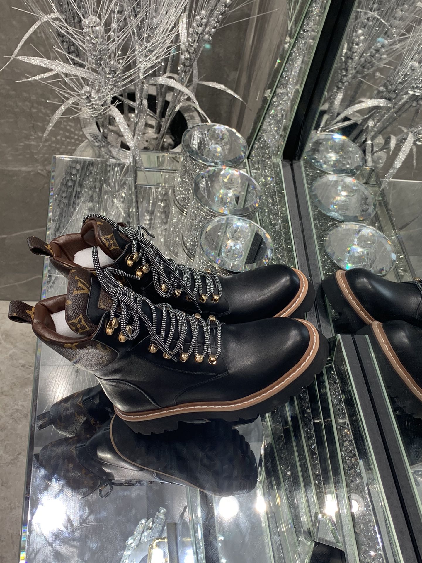 L0vis Vvtt0n Women’s Territory Flat Military Boots Black For Women LV 1A958N