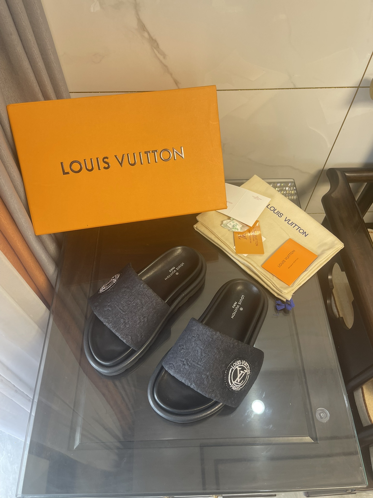 L0vis Vvtt0n Women’s Pool Pillow Comfort Flat Mule Black For Women LV