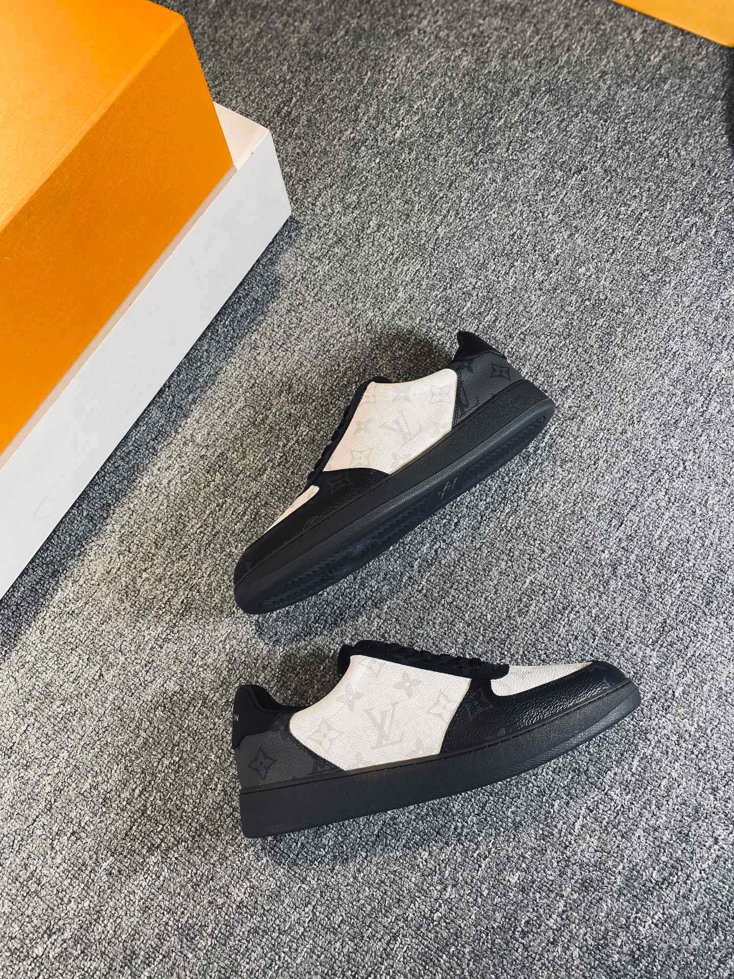 L0vis Vvtt0n Rivoli Sneaker Black And White For Men LV