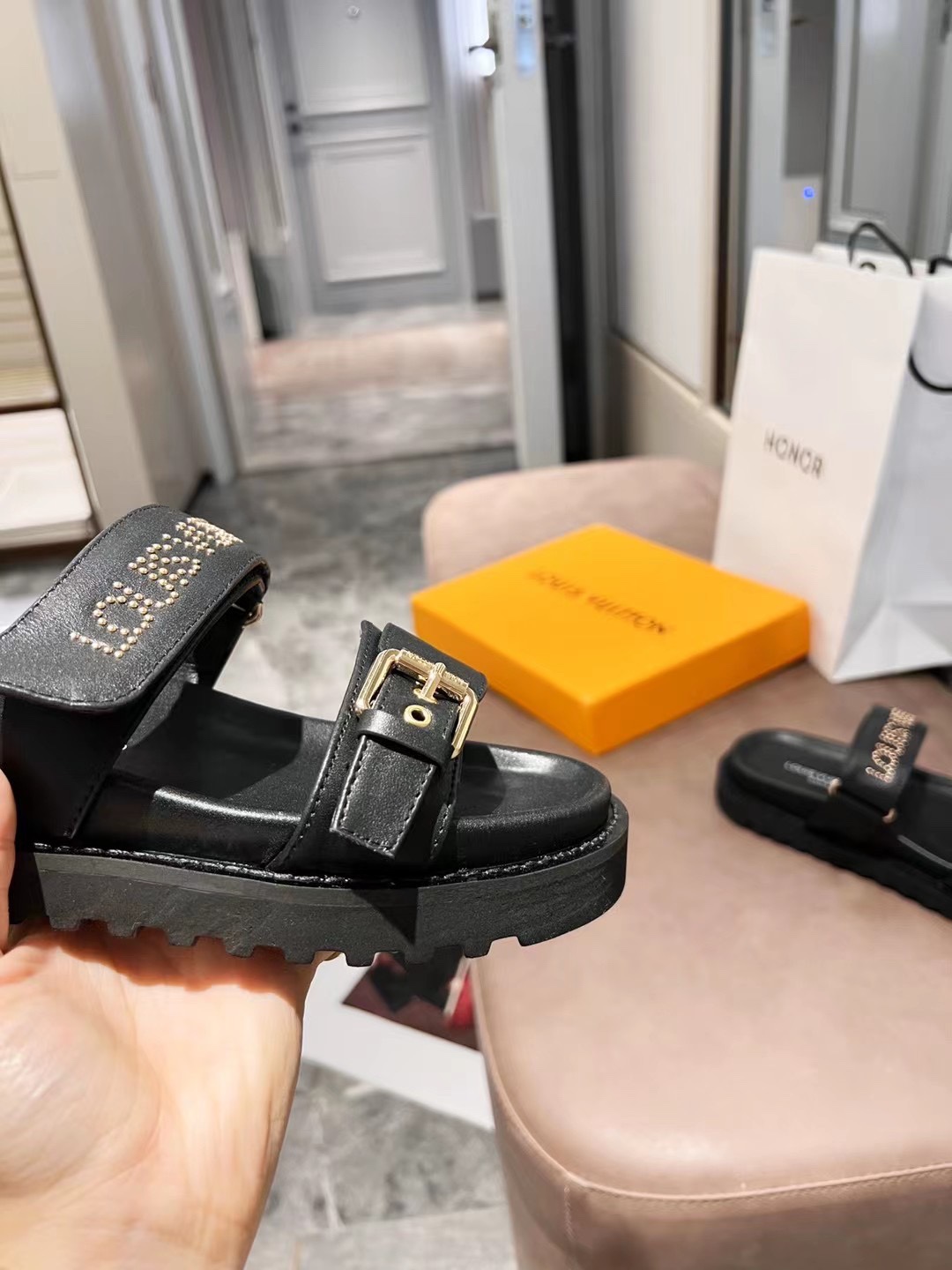 L0vis Vvtt0n Women’s Bom Dia Flat Mule Black For Women LV