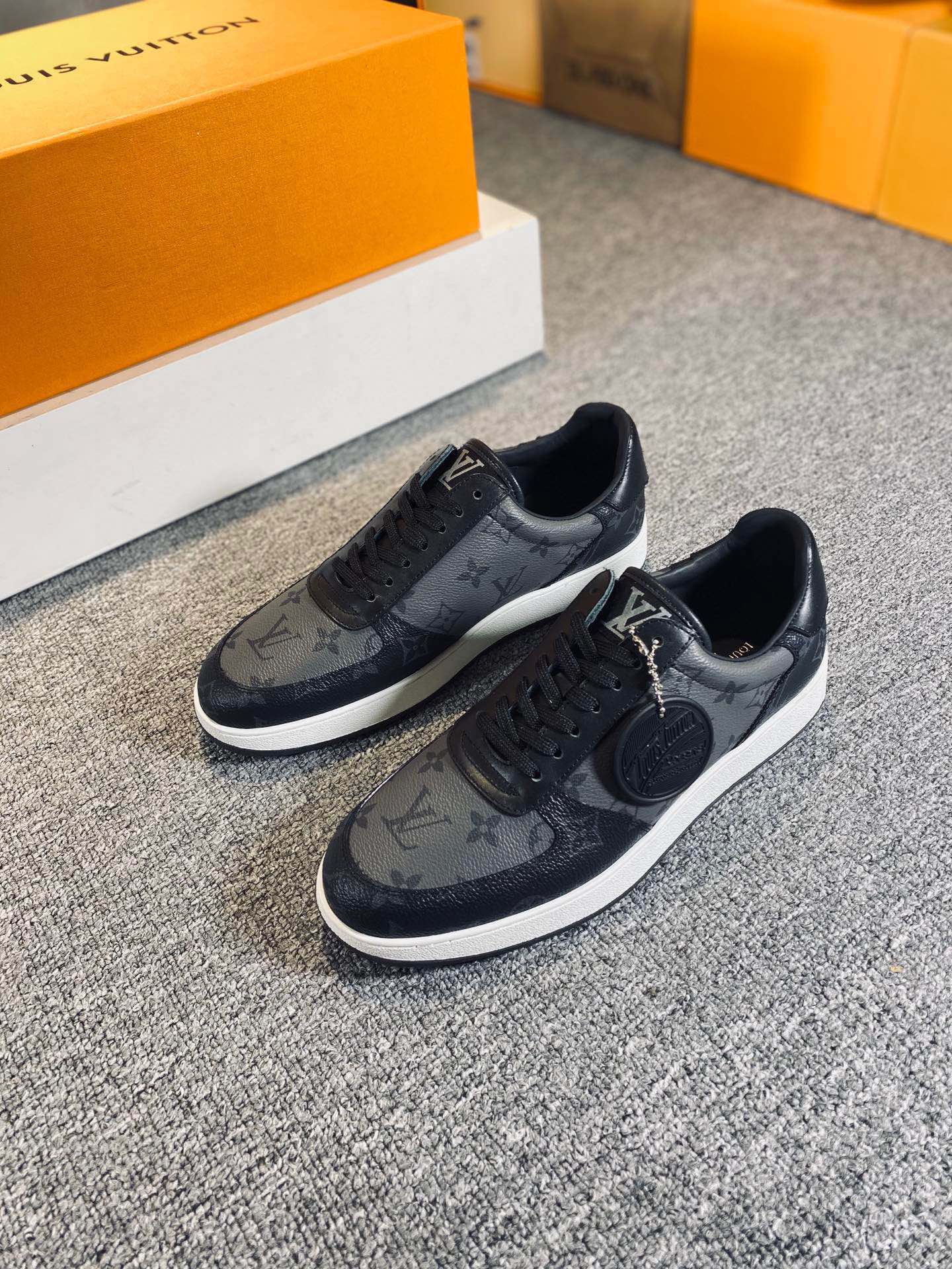 L0vis Vvtt0n Rivoli Sneaker Black For Men LV 1A8EB5