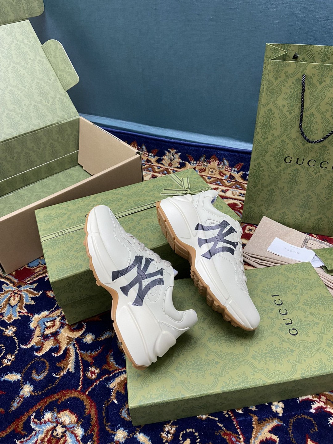 Gvc*1 Men’s Rhyton Sneaker GG With NY Yankess White Ivory For Men 548638 DRW00 9022