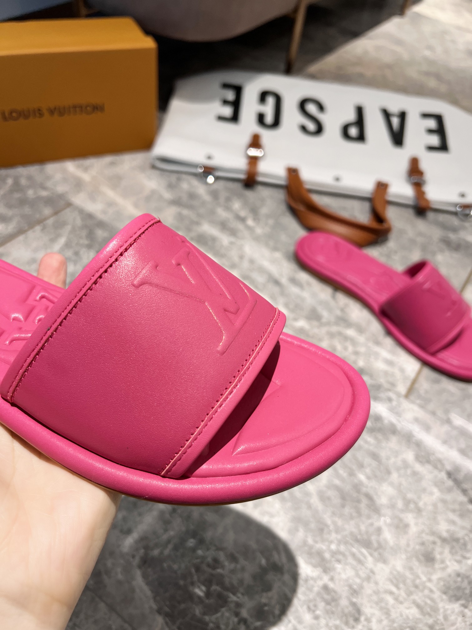 L0vis Vvtt0n Women’s Magnetic Flat Mule Fuchsia Pink For Women LV 1AA1MN