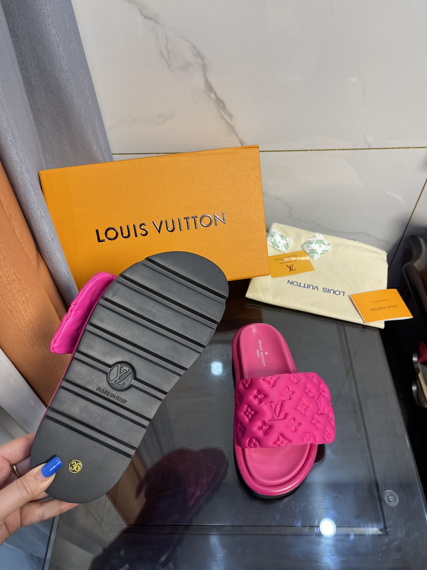 L0vis Vvtt0n Women’s Pool Pillow Comfort Flat Mule Fuchsia Pink For Women LV 1AA1DO