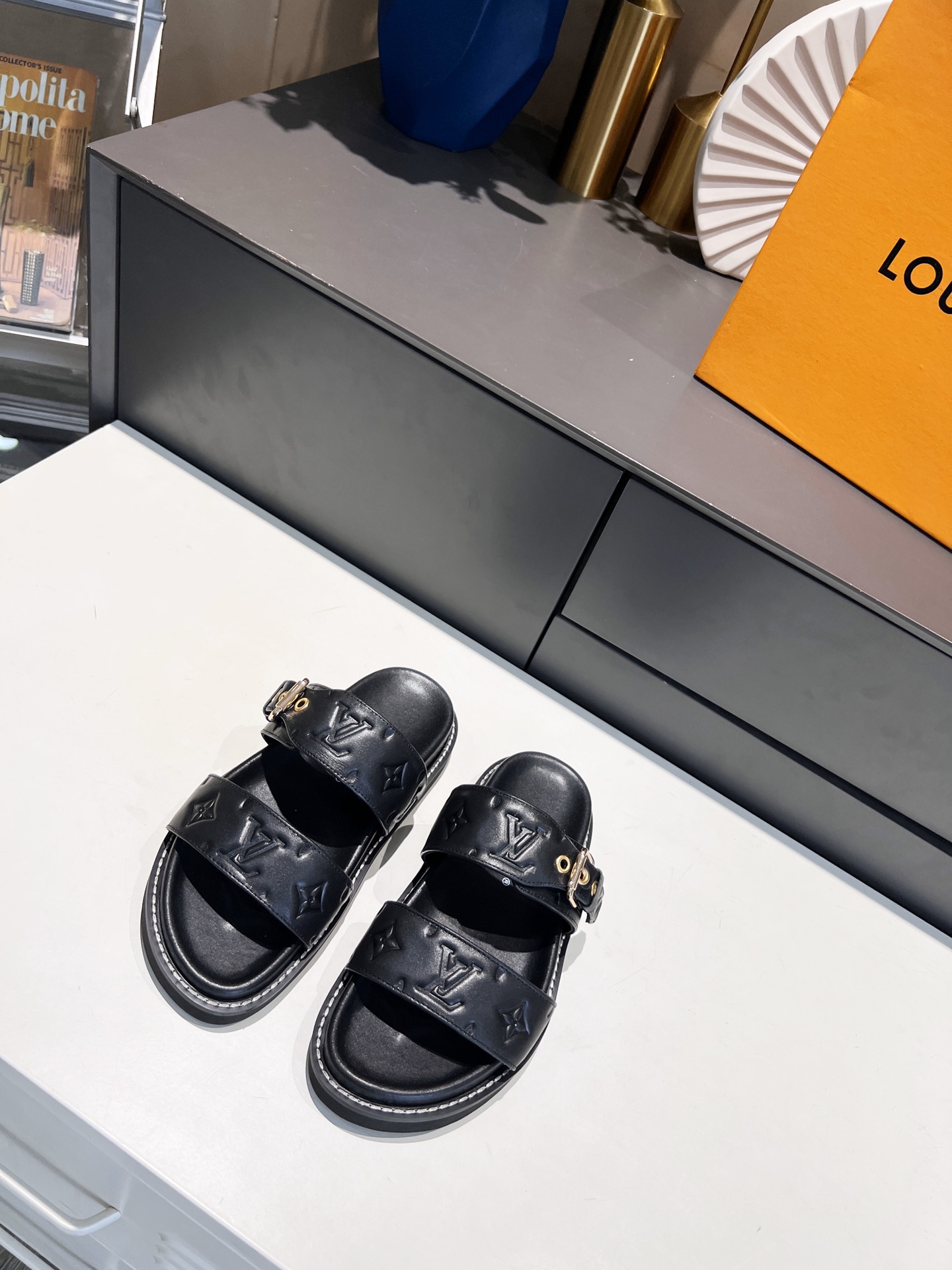 L0vis Vvtt0n Women’s Bom Dia Flat Mule Black For Women LV