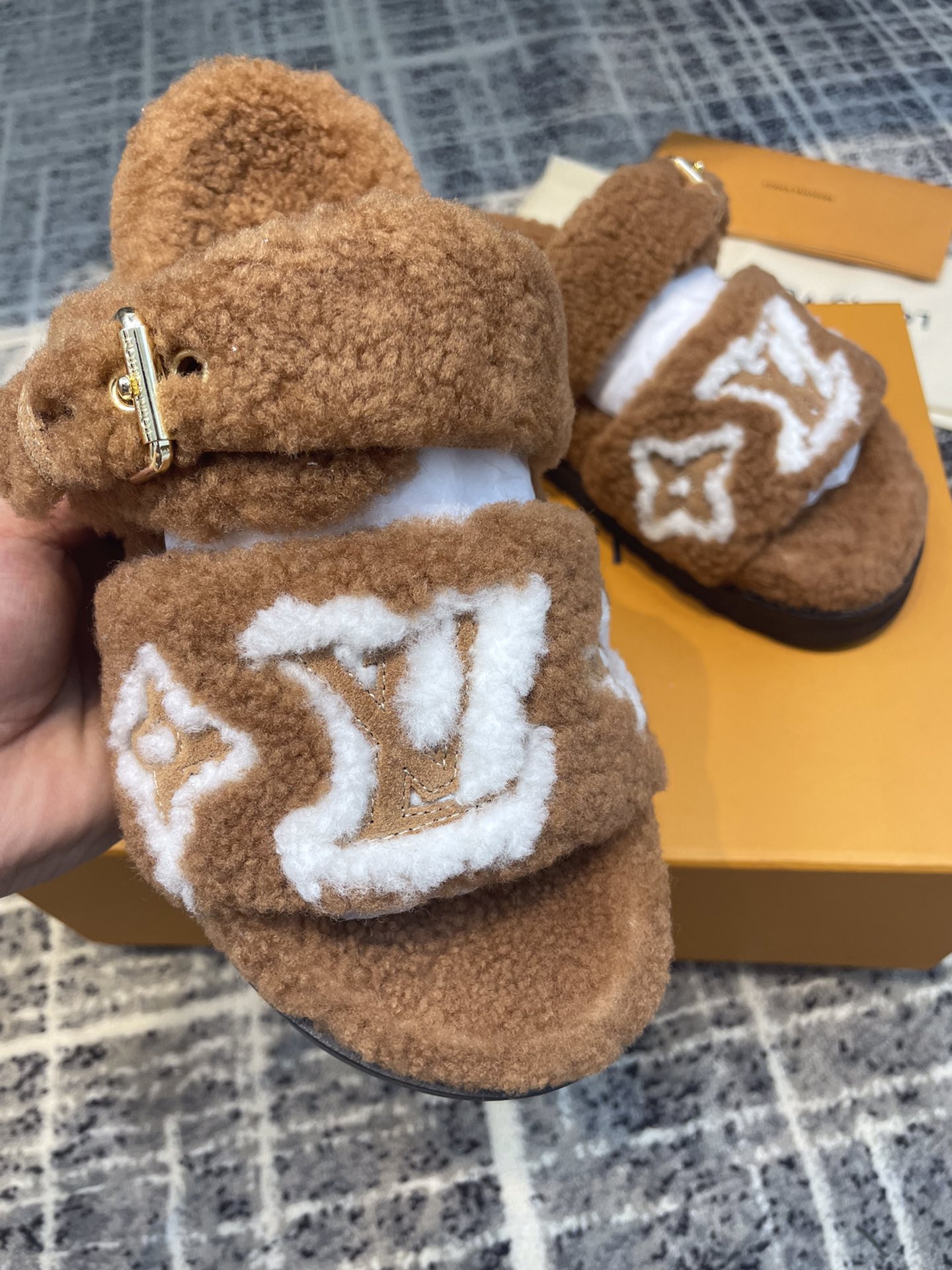 L0vis Vvtt0n Women’s Paseo Flat Comfort Mule Cognac For Women LV 1AACRN