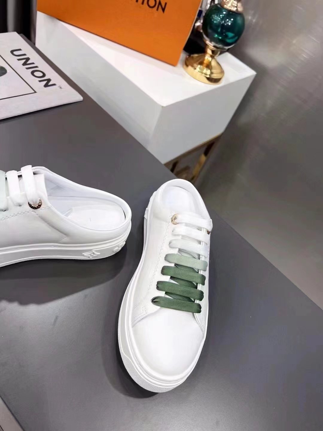 L0vis Vvtt0n Women’s Time Out Open-Back Sneaker Green For Women LV 1AA1CZ