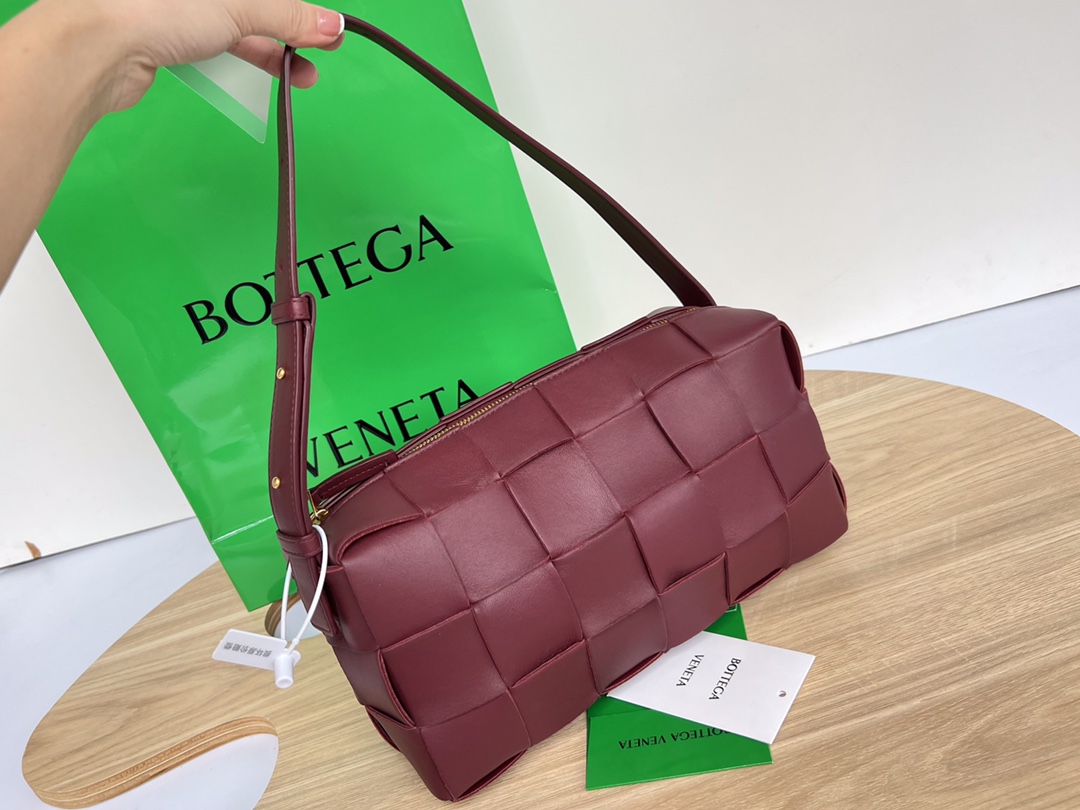 B0tt*ga Ven*ta Brick Cassette Red, For Women, Women’s Bags 11in/28cm